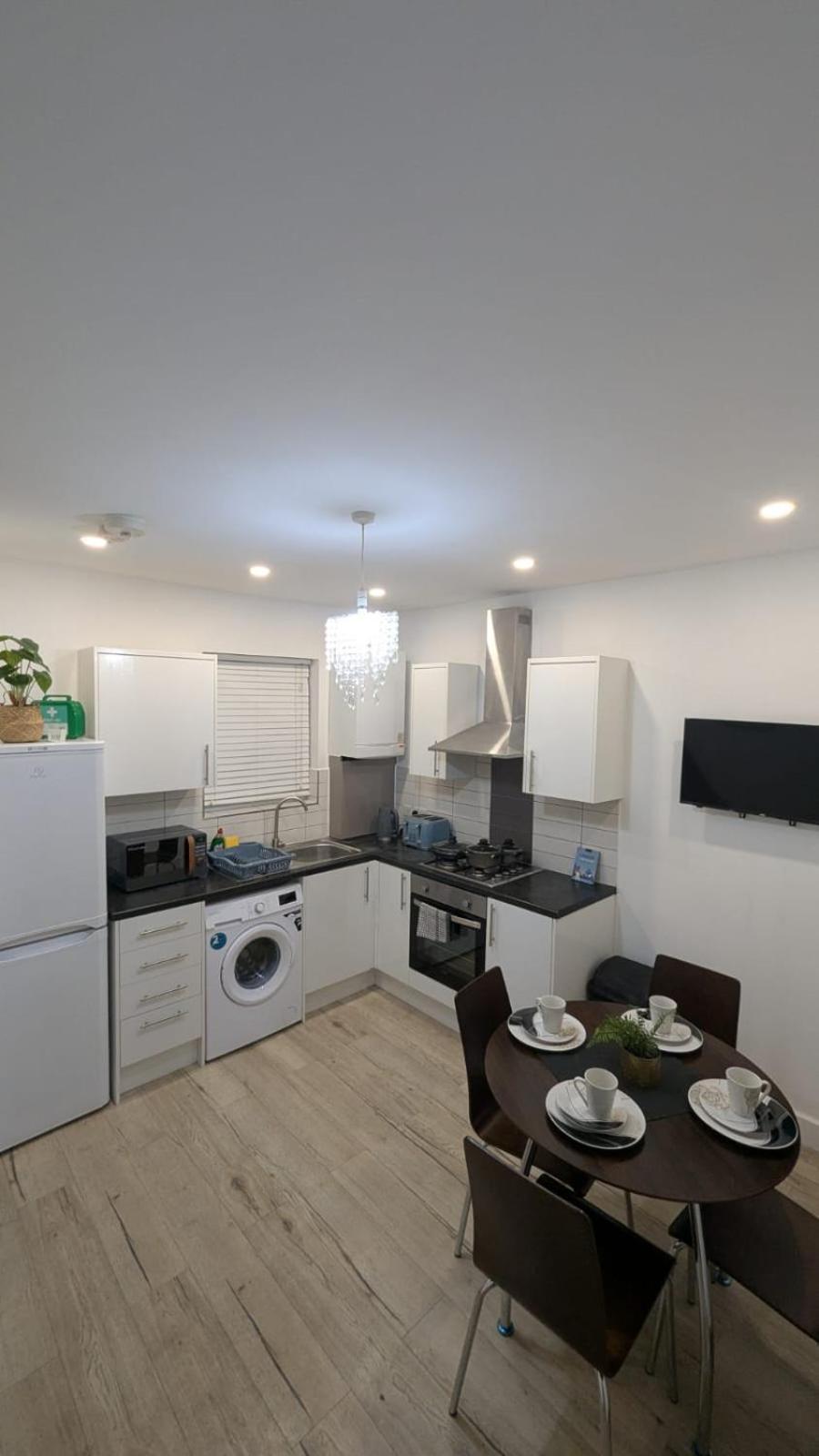 Delightful 2 Bed Ground Floor East By Rebby Sleeps 4 Near Canning Town Station Lägenhet London