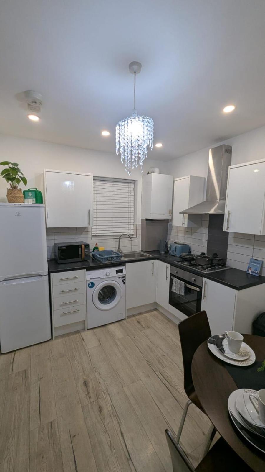 Delightful 2 Bed Ground Floor East By Rebby Sleeps 4 Near Canning Town Station Lägenhet London