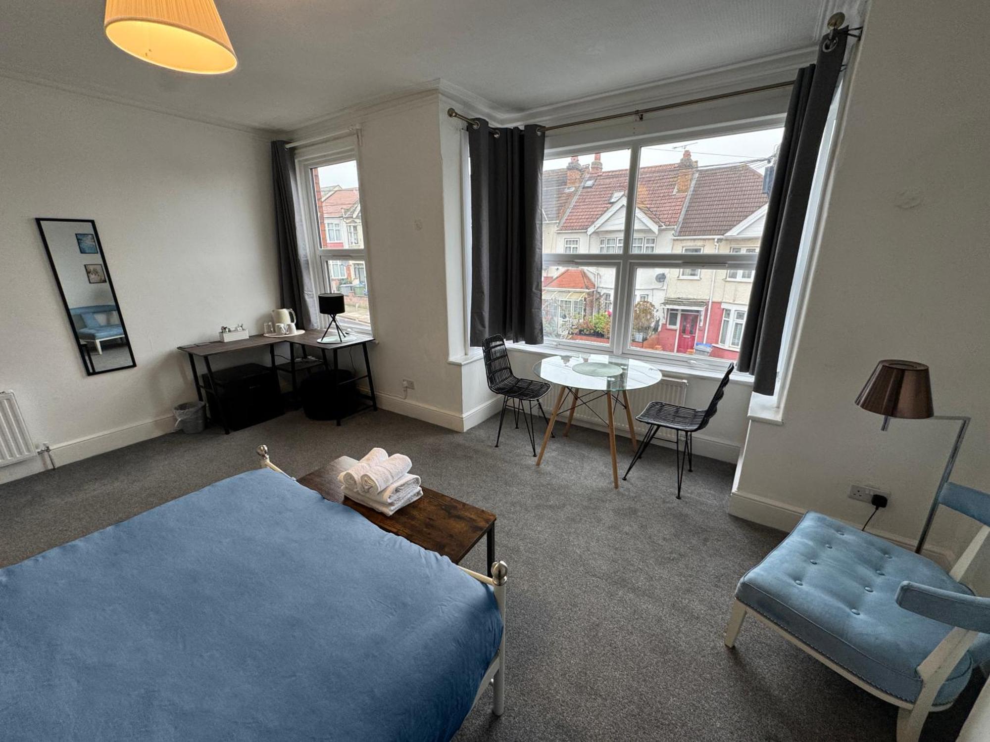 Gasthof Cosy Double A Stones Throw From Wembley Stadium