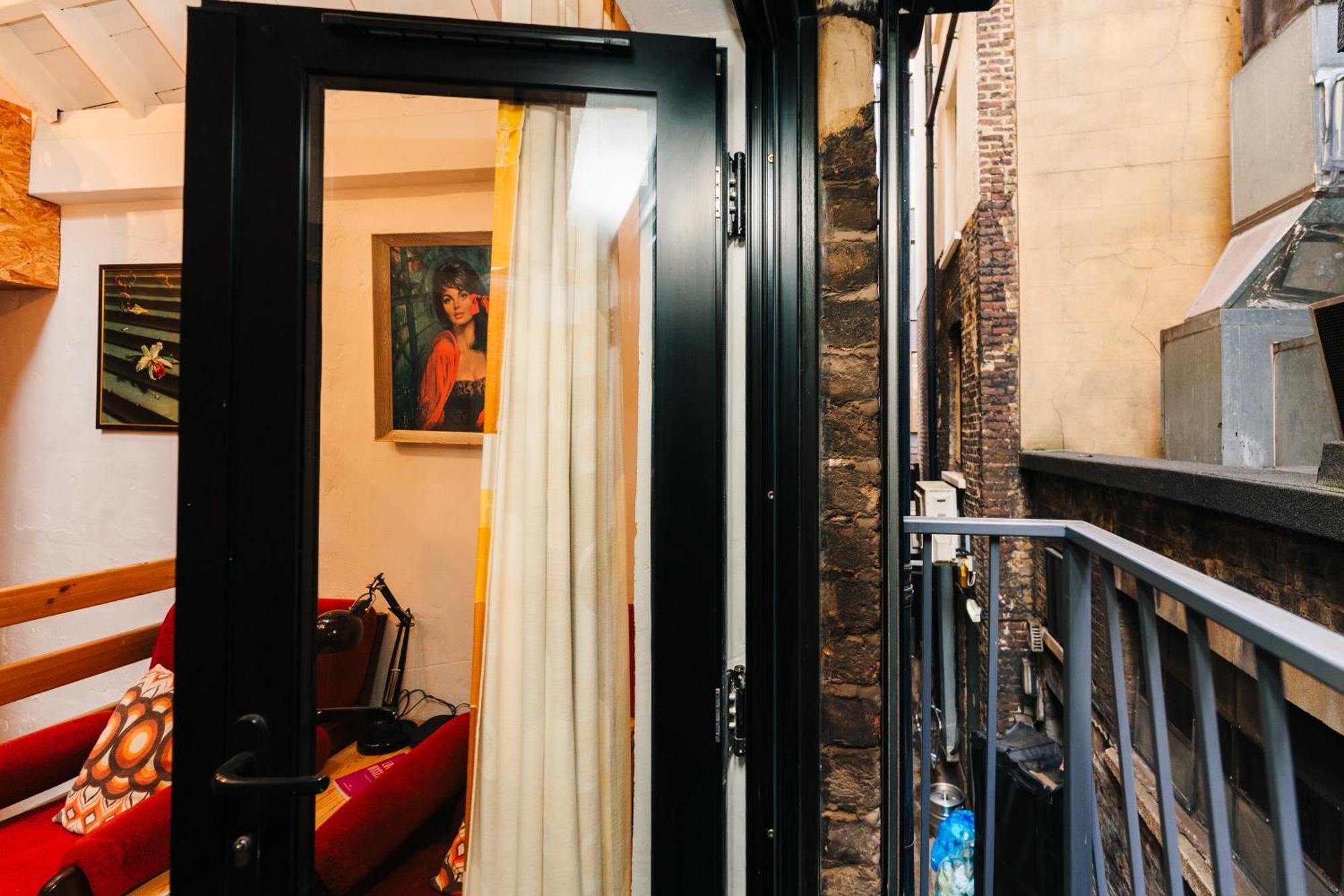 Quirky And Cosy Soho Stables House * Londen