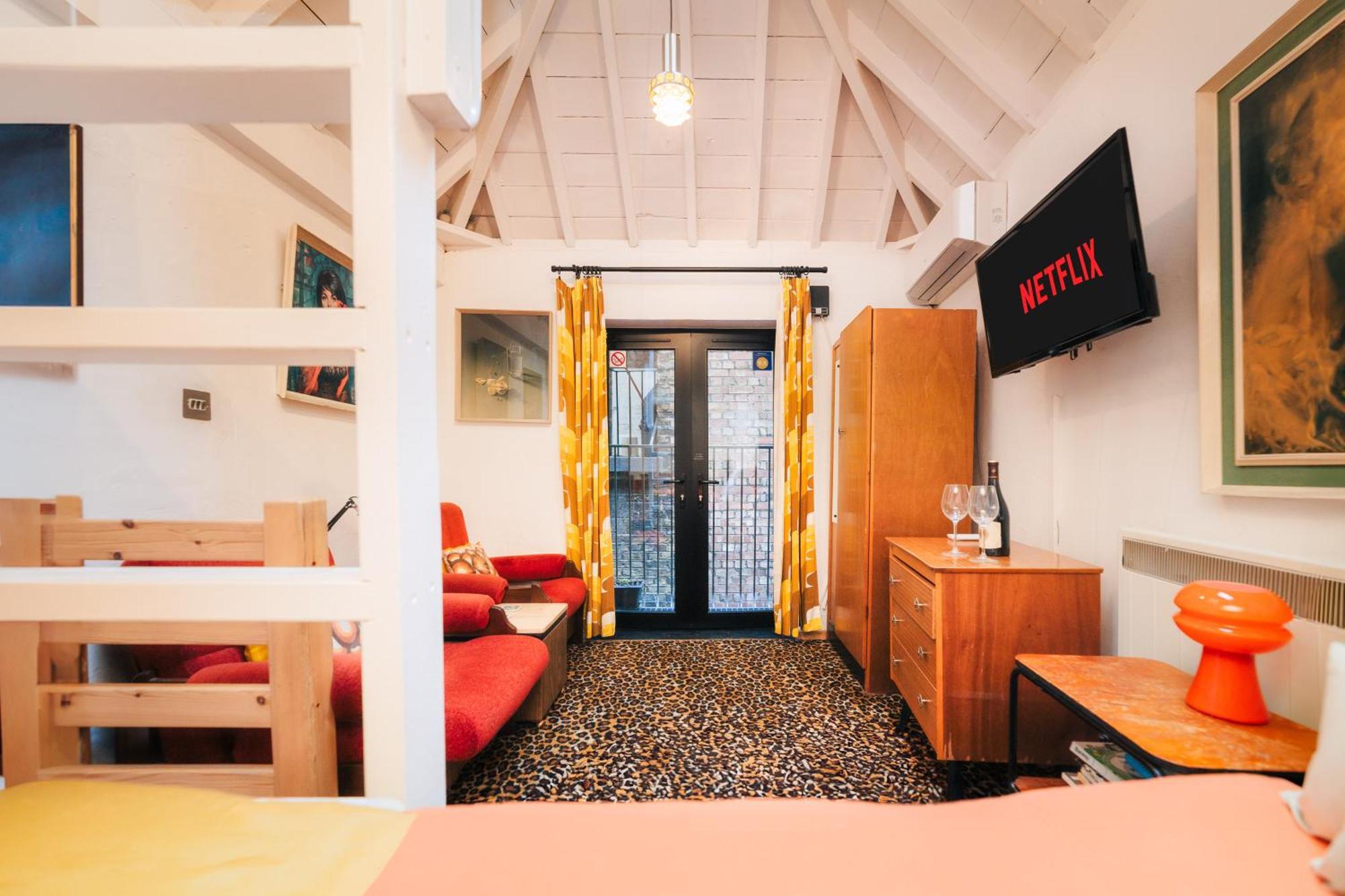 Quirky And Cosy Soho Stables House * Londen