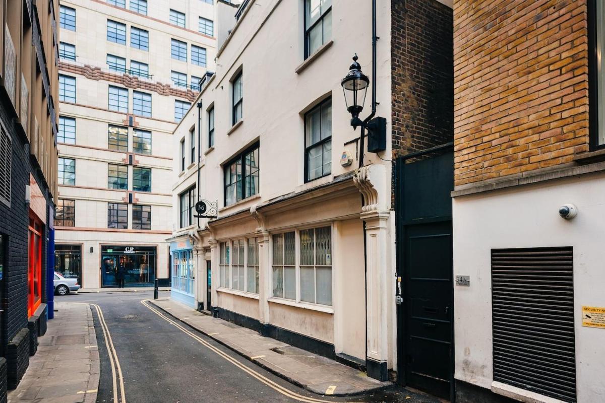 Quirky And Cosy Soho Stables House * Londen