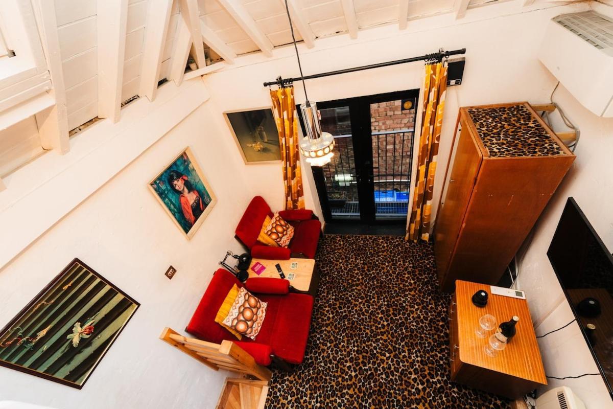 Quirky And Cosy Soho Stables House * Londen