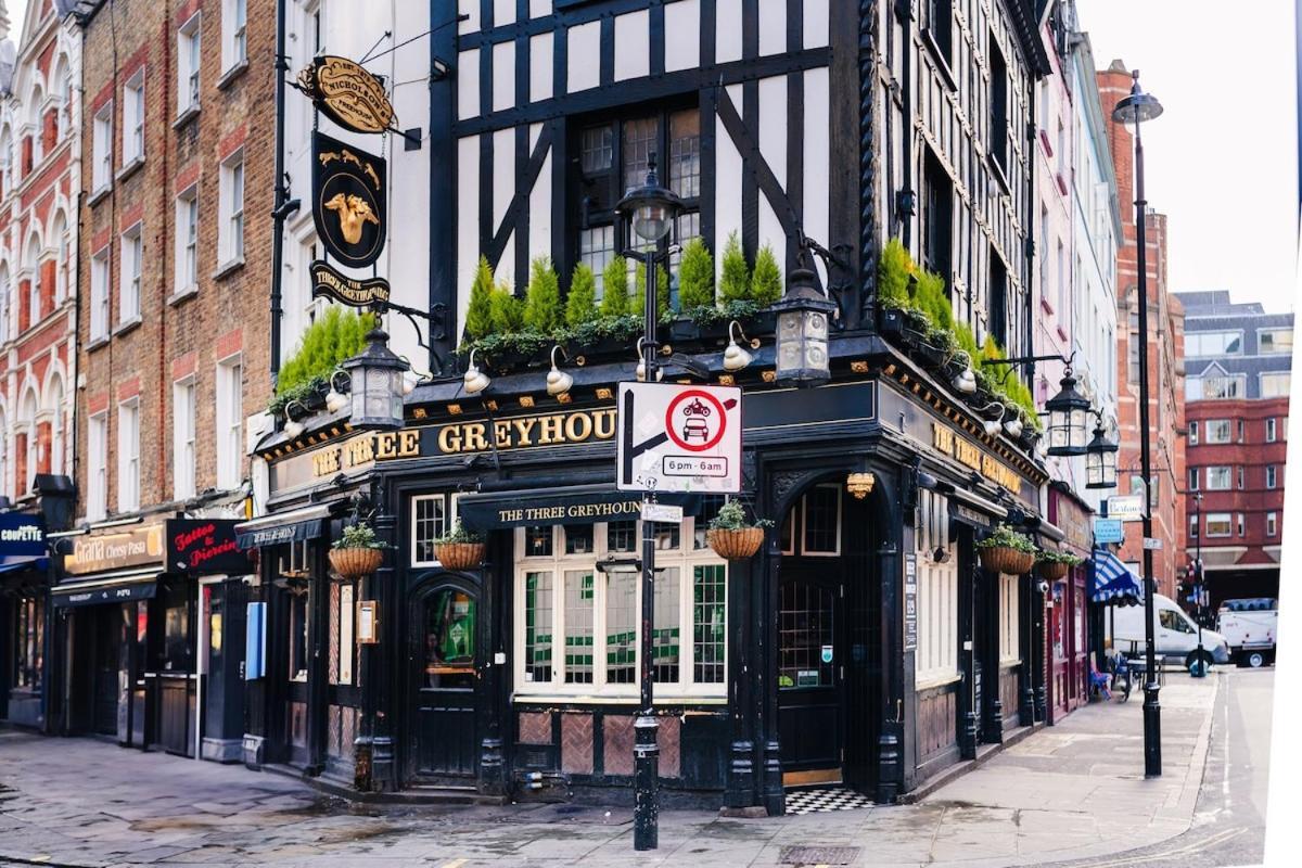 Quirky And Cosy Soho Stables House * Londen