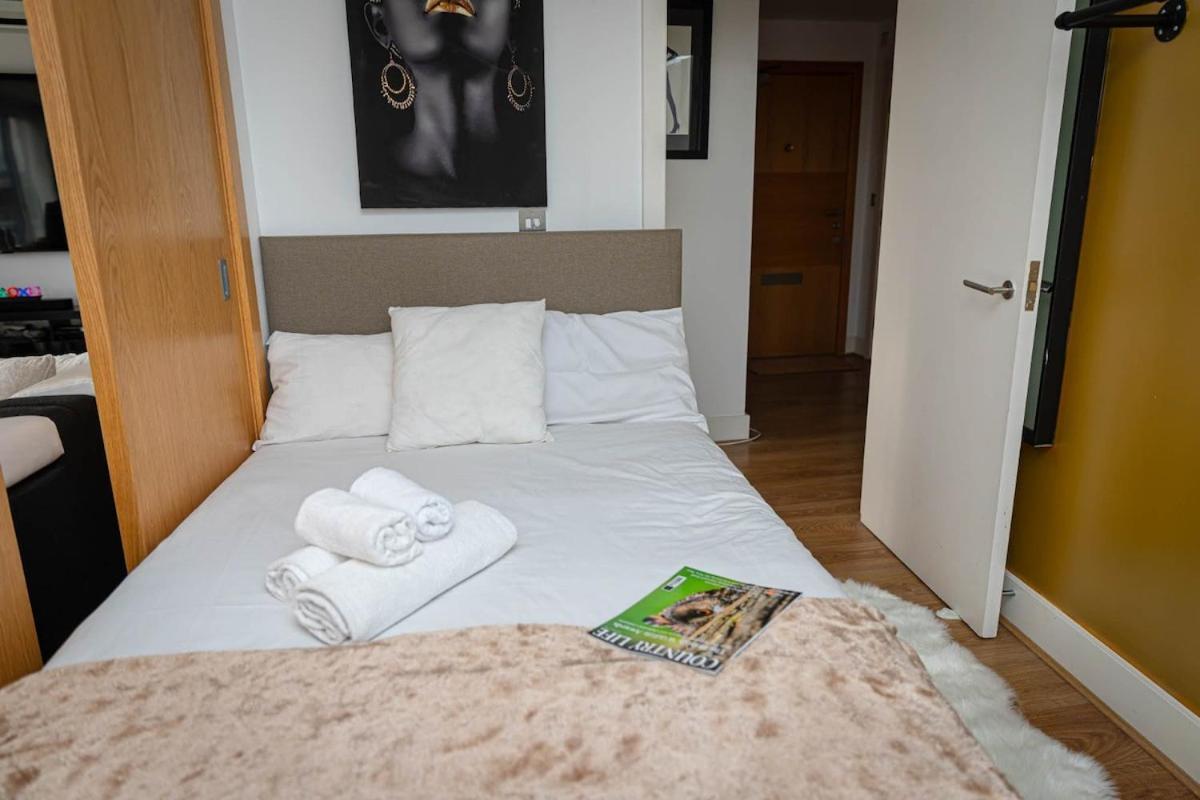 Penthouse - Canary Wharf - 24 Hr Concierge, Gym, Hot Tub, Sauna, Balcony, Terrace Lejlighed London