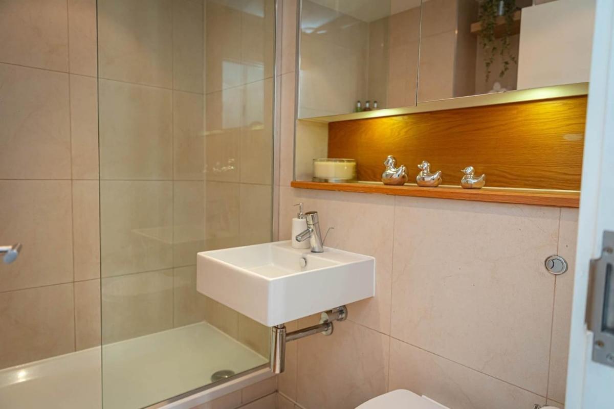 Penthouse - Canary Wharf - 24 Hr Concierge, Gym, Hot Tub, Sauna, Balcony, Terrace Lejlighed London