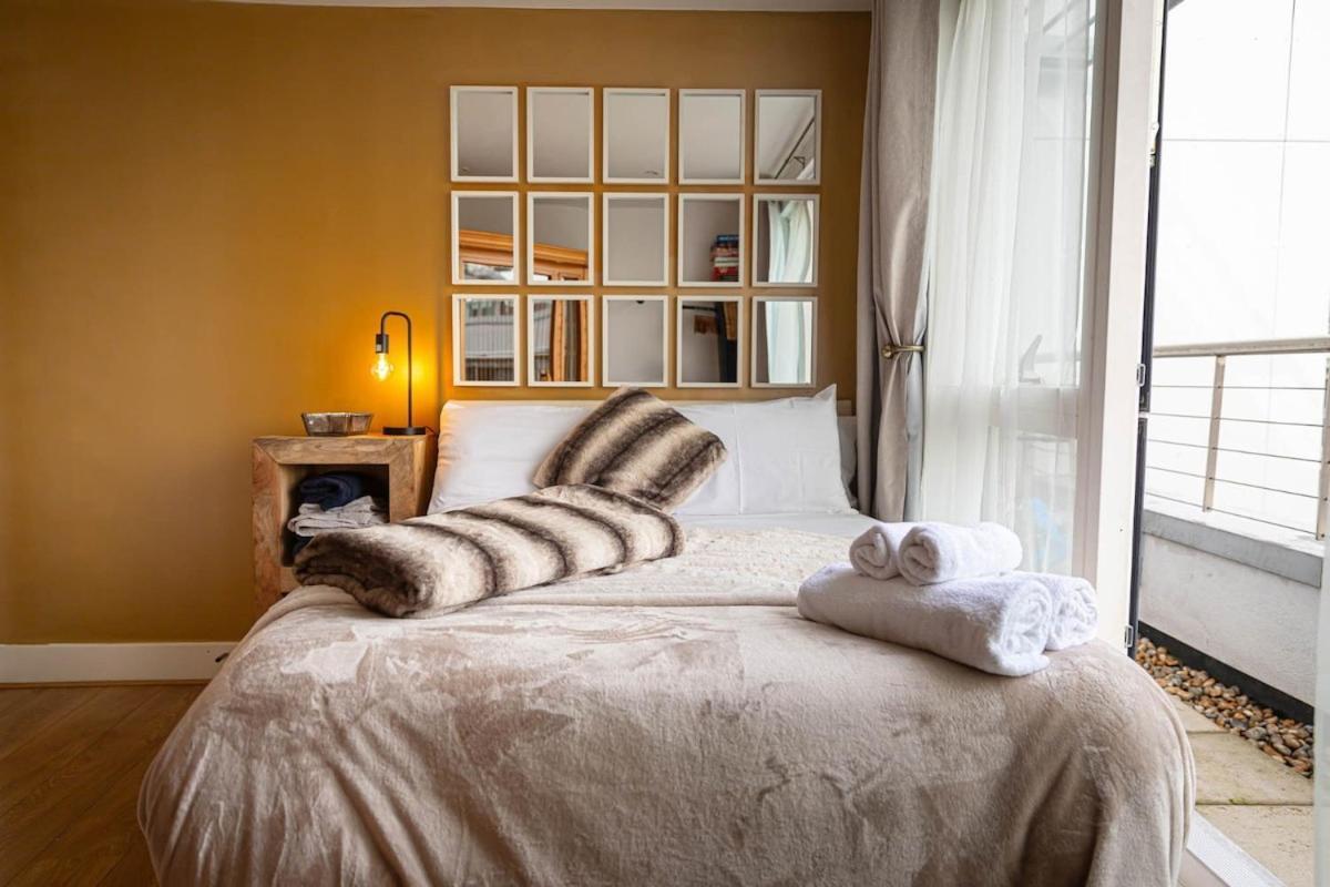 Penthouse - Canary Wharf - 24 Hr Concierge, Gym, Hot Tub, Sauna, Balcony, Terrace Lejlighed