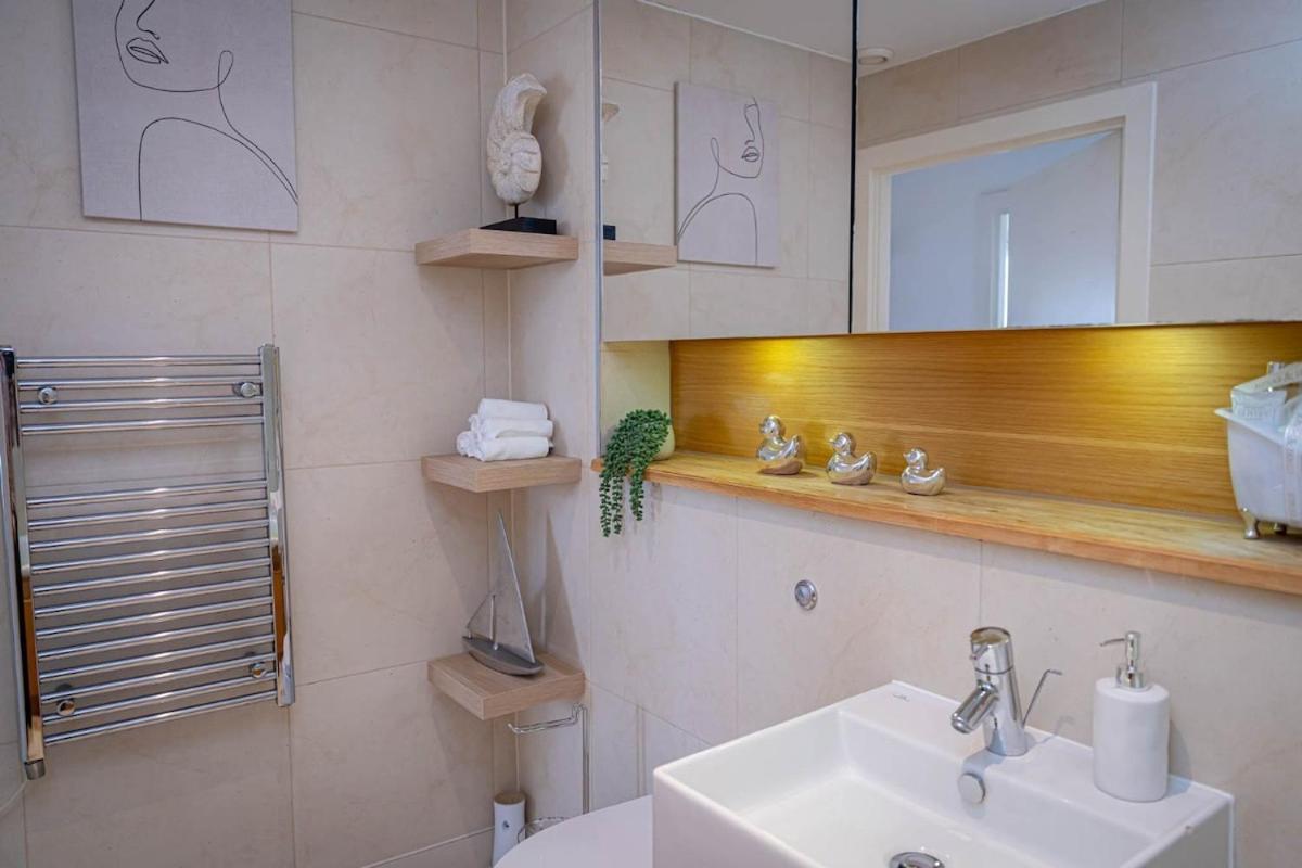 Lejlighed Penthouse - Canary Wharf - 24 Hr Concierge, Gym, Hot Tub, Sauna, Balcony, Terrace *