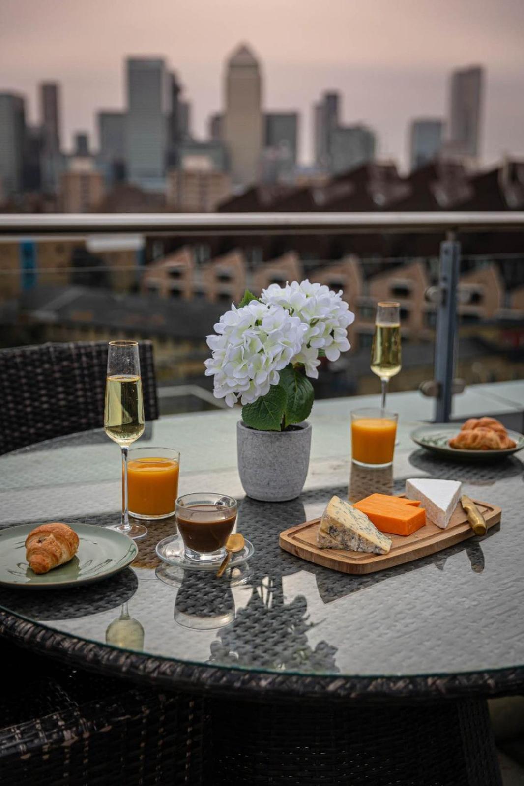 Lejlighed Penthouse - Canary Wharf - 24 Hr Concierge, Gym, Hot Tub, Sauna, Balcony, Terrace London