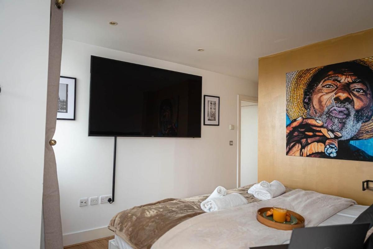 Penthouse - Canary Wharf - 24 Hr Concierge, Gym, Hot Tub, Sauna, Balcony, Terrace Lejlighed