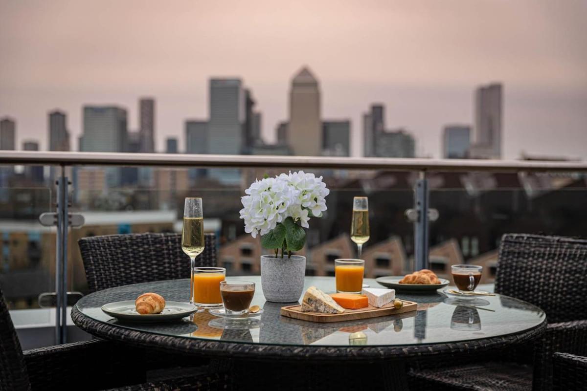 Penthouse - Canary Wharf - 24 Hr Concierge, Gym, Hot Tub, Sauna, Balcony, Terrace Lejlighed