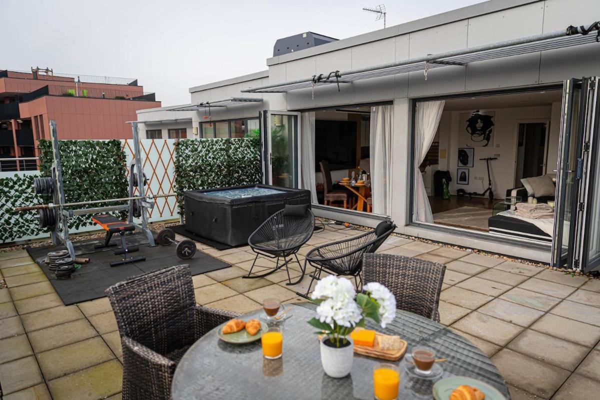 Penthouse - Canary Wharf - 24 Hr Concierge, Gym, Hot Tub, Sauna, Balcony, Terrace Lejlighed
