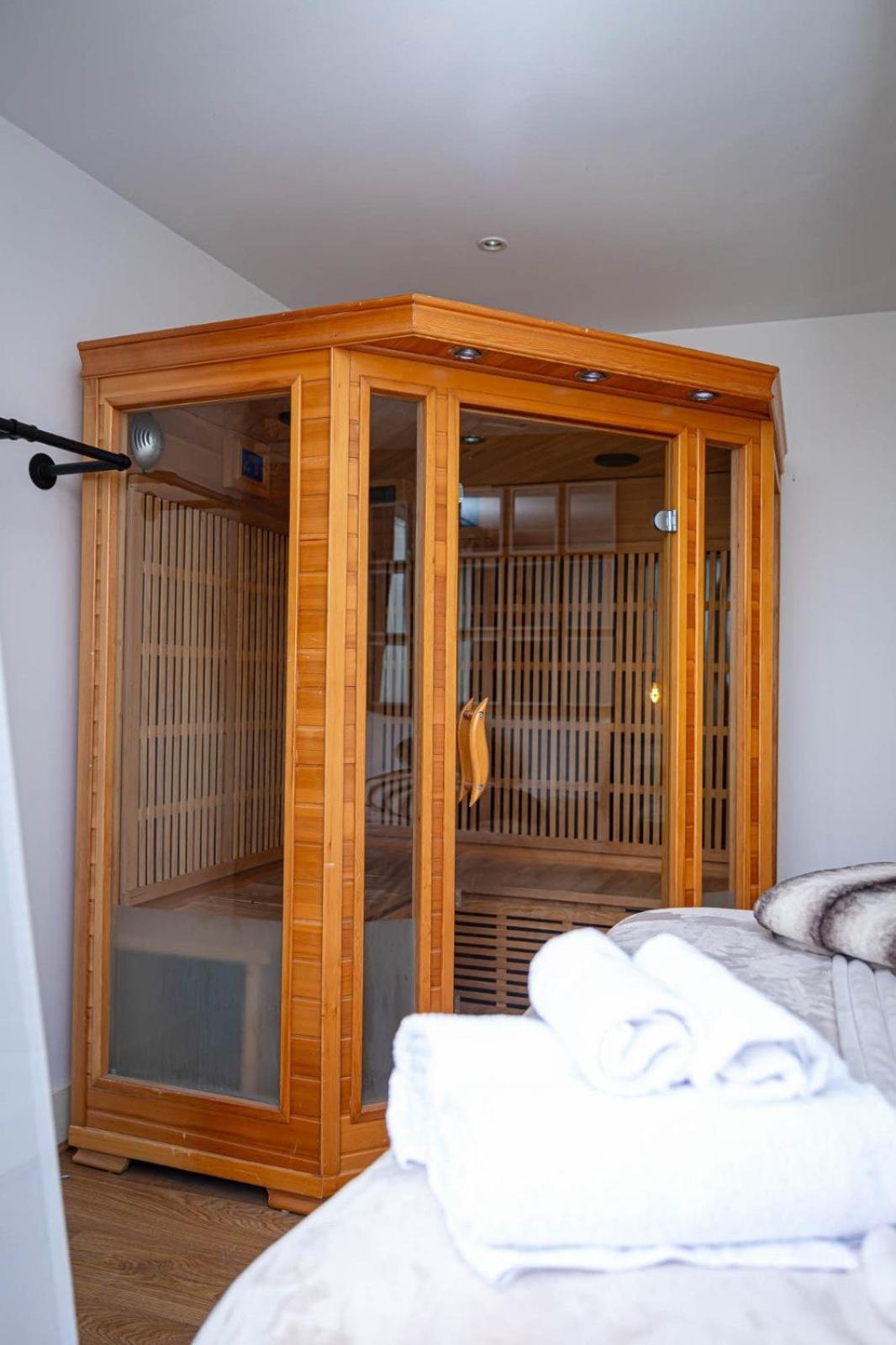 Penthouse - Canary Wharf - 24 Hr Concierge, Gym, Hot Tub, Sauna, Balcony, Terrace Lejlighed London