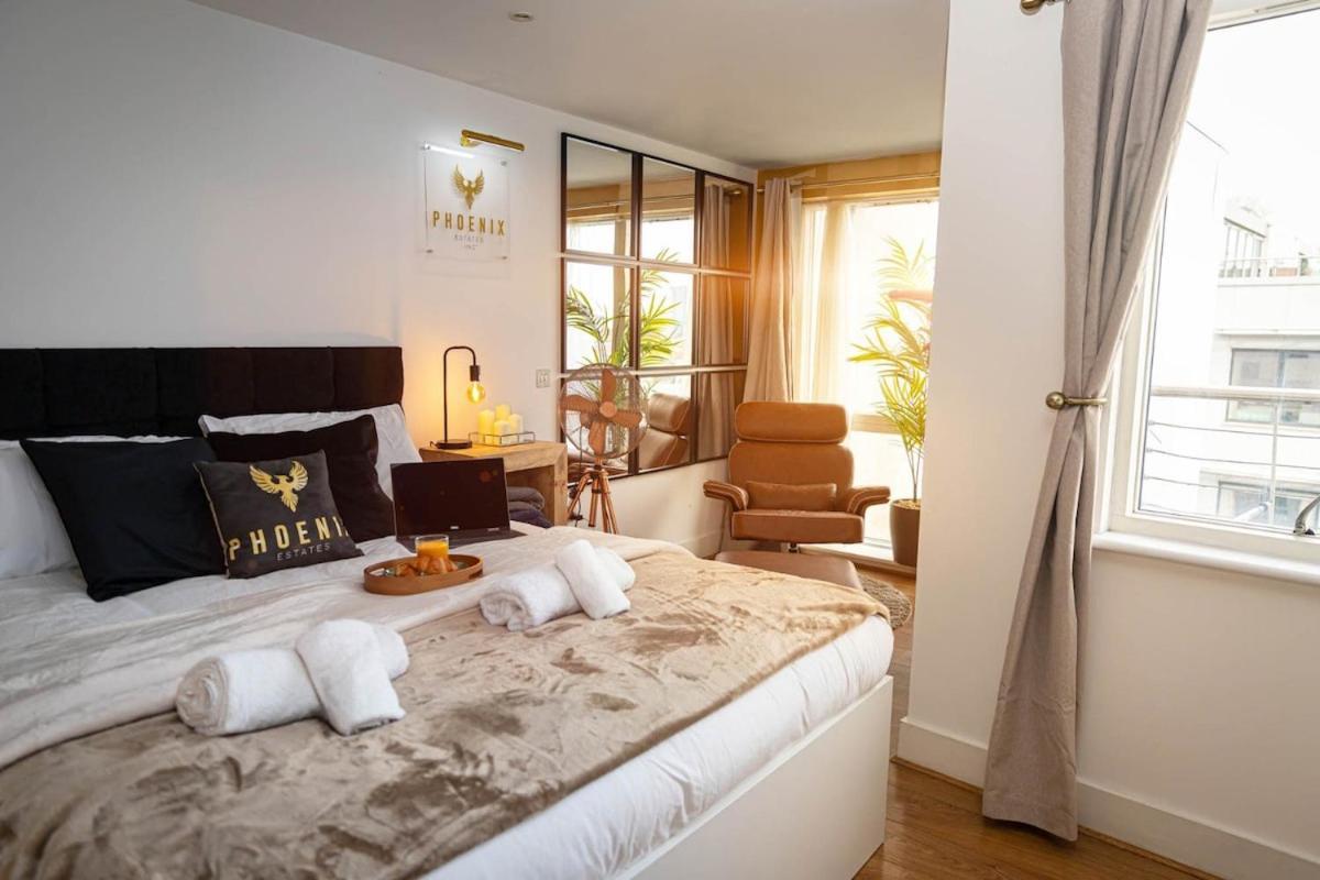 Penthouse - Canary Wharf - 24 Hr Concierge, Gym, Hot Tub, Sauna, Balcony, Terrace Lejlighed