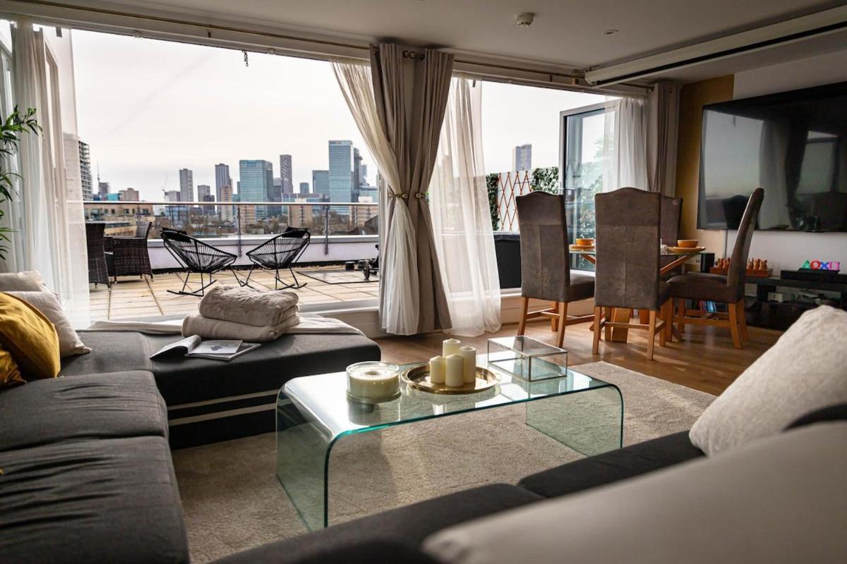 Penthouse - Canary Wharf - 24 Hr Concierge, Gym, Hot Tub, Sauna, Balcony, Terrace Lejlighed London