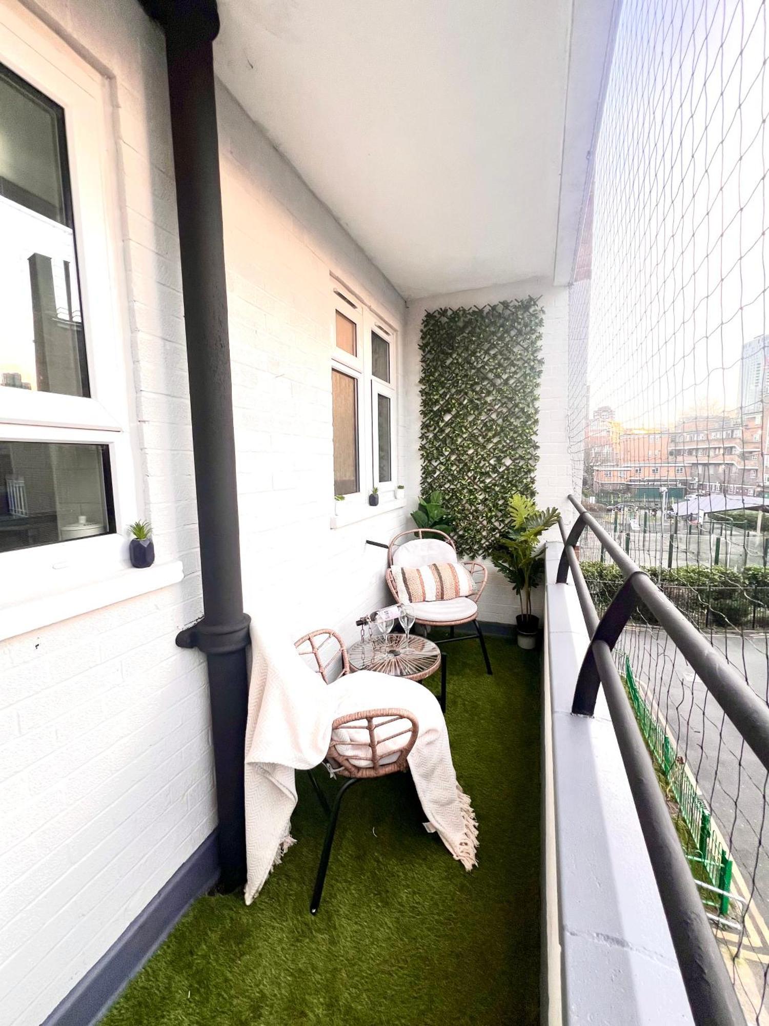 Apartment 3 Minutes To Tower Of Trendy Shoreditch Recently Refurbished 3 Bedrooms Sleeps 8