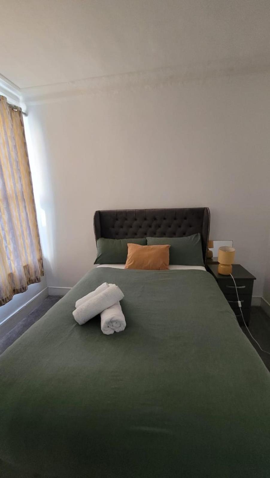 Two Bedroom Flat In Lägenhet London