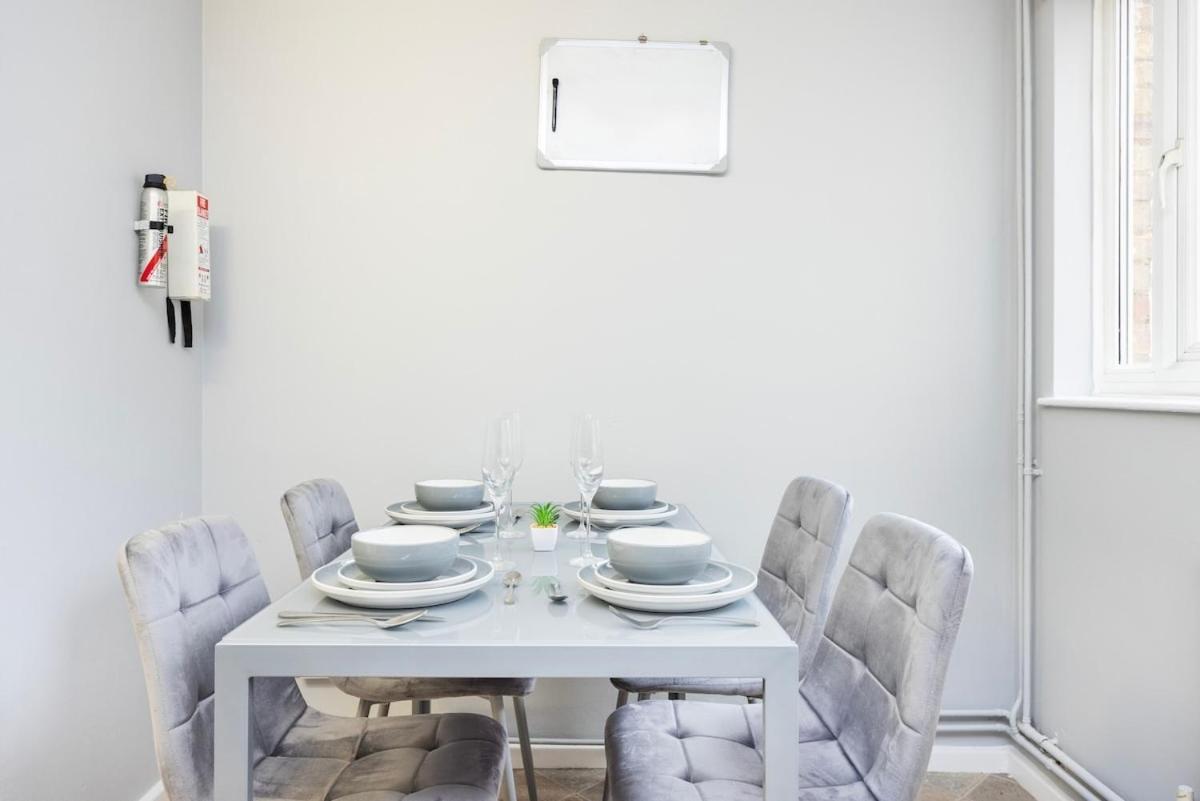The Blue Hideaway - Spacious Battersea House With Private Garden Lejlighed London