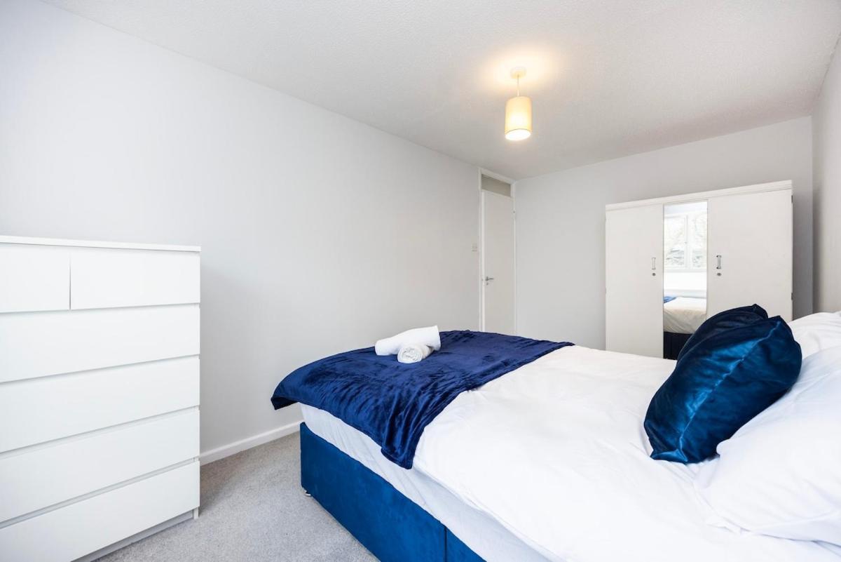 The Blue Hideaway - Spacious Battersea House With Private Garden London