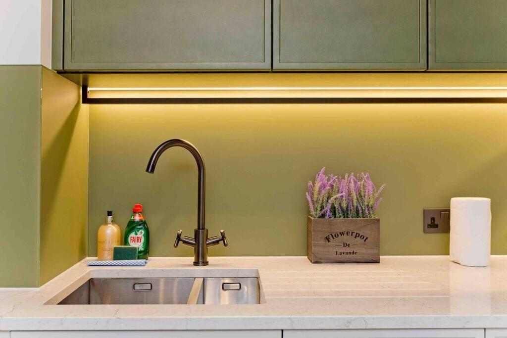 Apartment Stylish Flat In Chelsea Creek 11