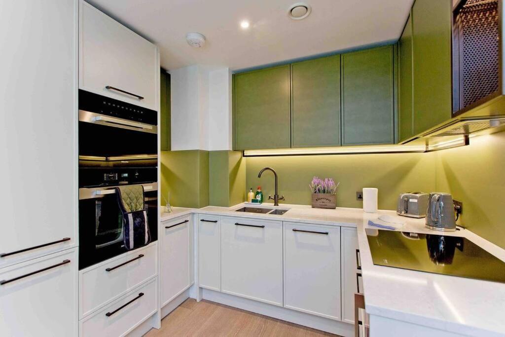 Stylish Flat In Chelsea Creek 11 Apartment London