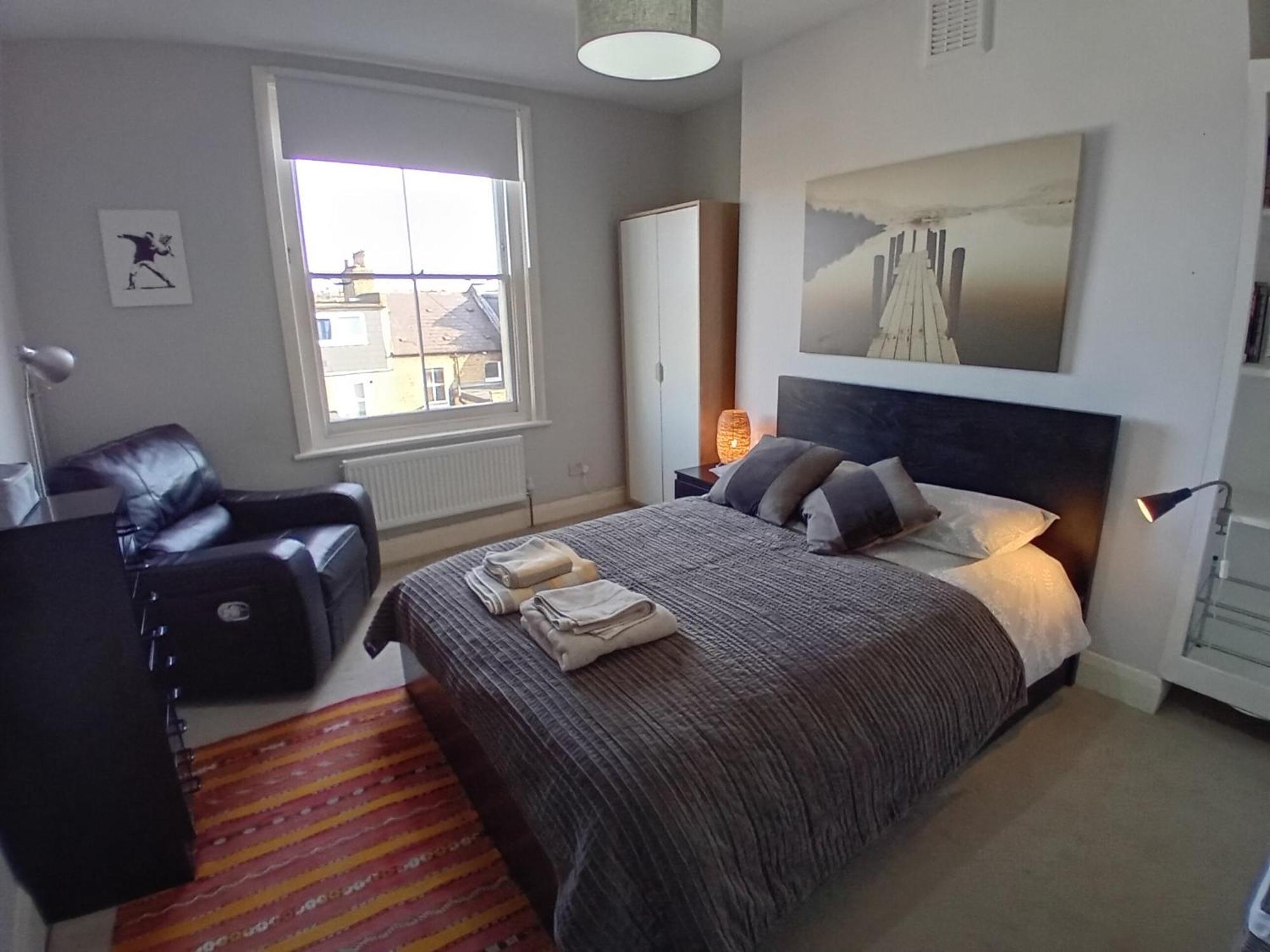 Semesterbostad Stunning House Overlooking Local Park *