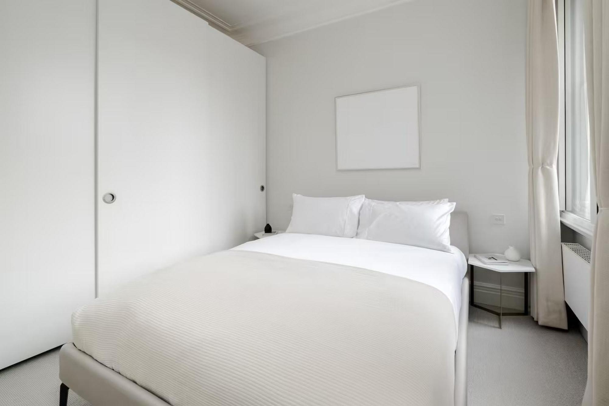 Exquisite Single-level Knightsbridge Flat Wlift * Londra