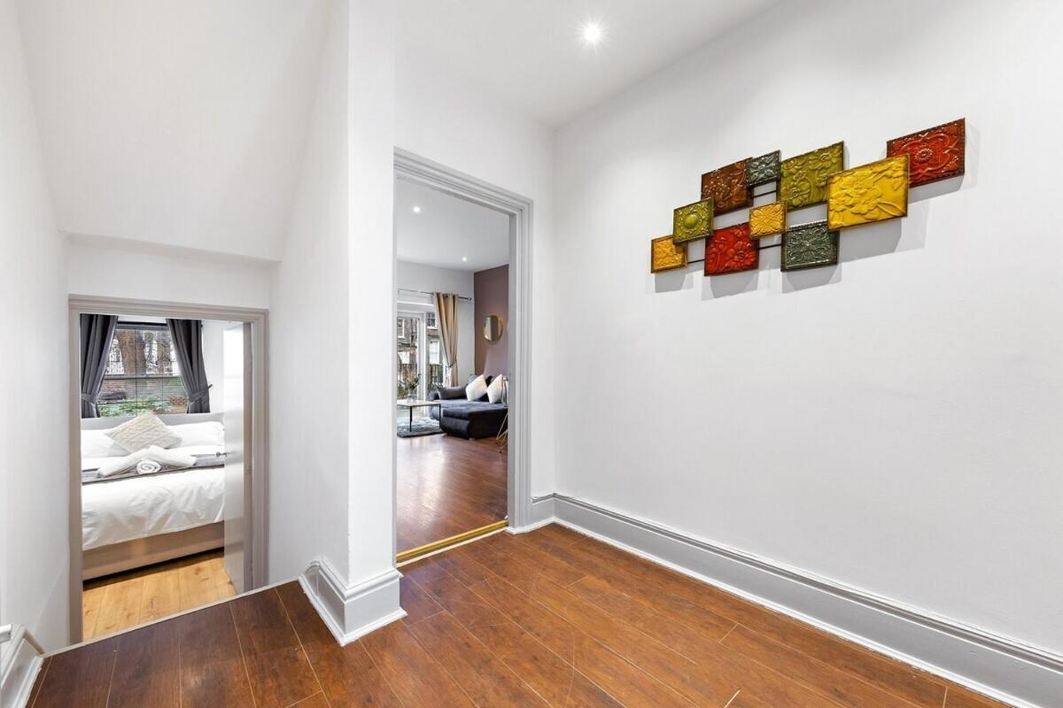 Appartement Luxury 2 Bedroom Balcony Kensington Flat For 6 Near Harrods & Next To Station! Londen