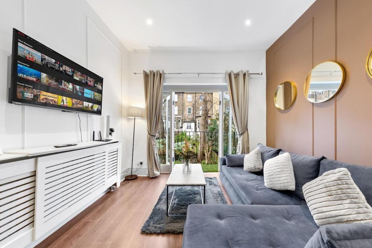 Luxury 2 Bedroom Balcony Kensington Flat For 6 Near Harrods & Next To Station! * Londen