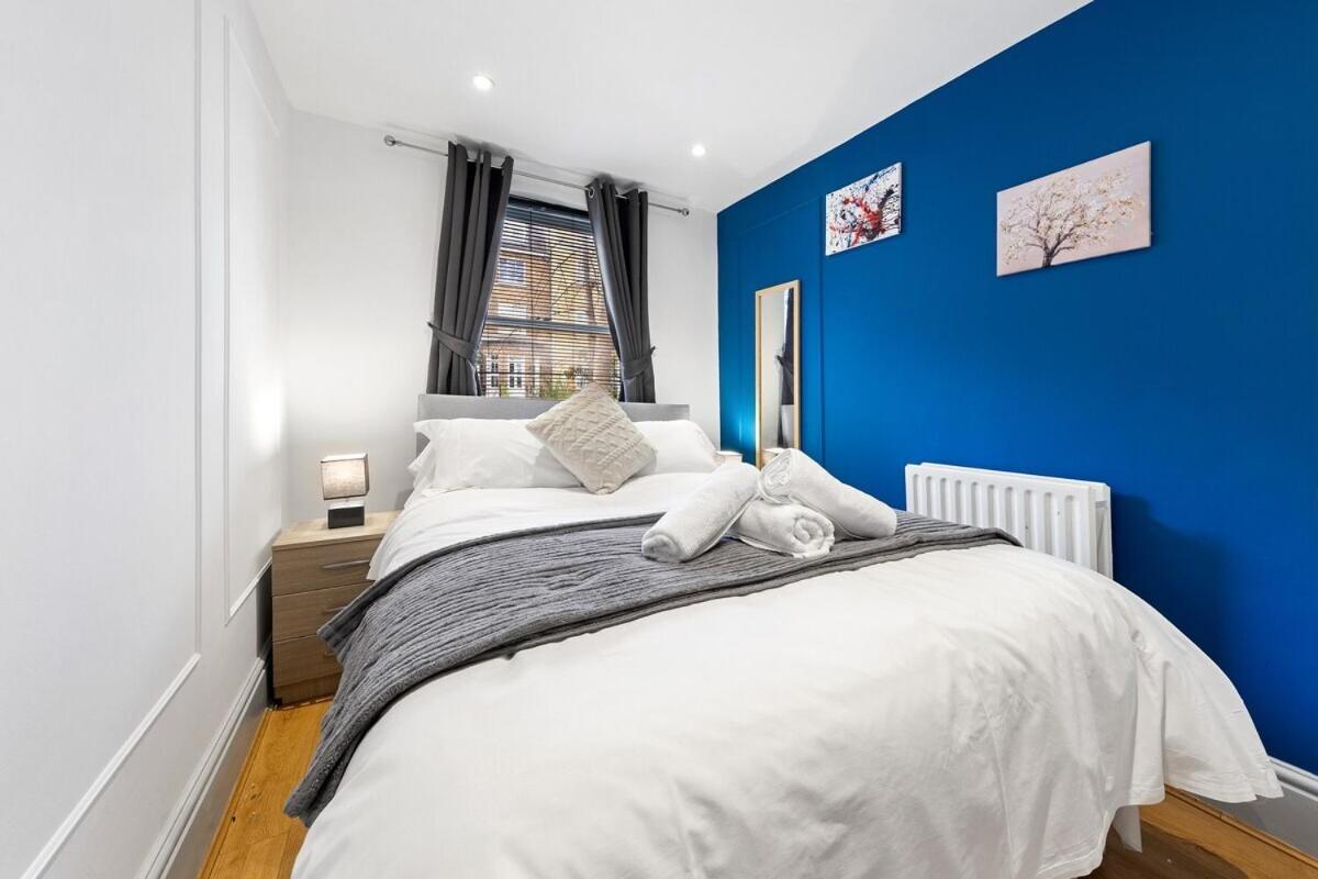 Luxury 2 Bedroom Balcony Kensington Flat For 6 Near Harrods & Next To Station! Londen