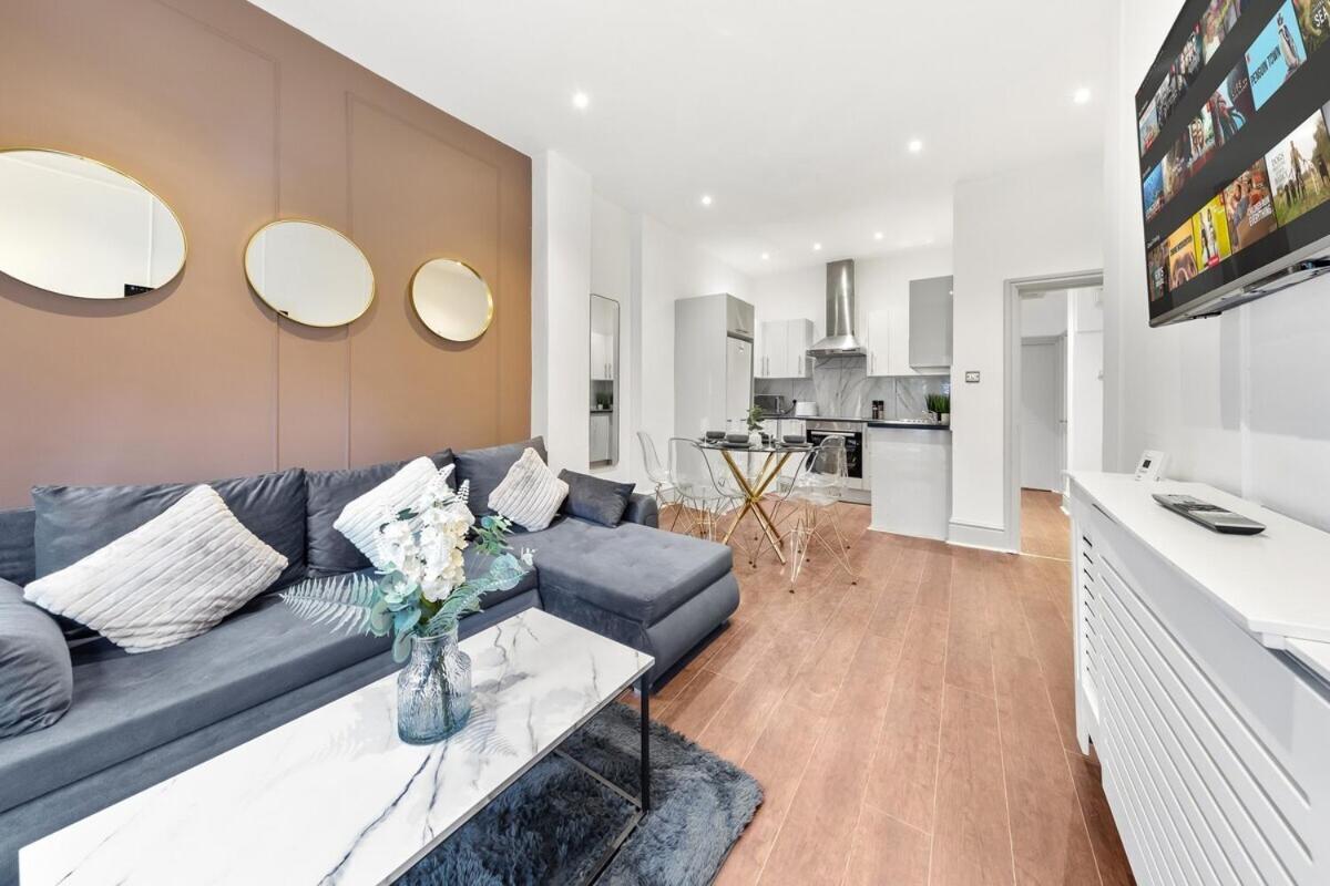 Luxury 2 Bedroom Balcony Kensington Flat For 6 Near Harrods & Next To Station! * Londen