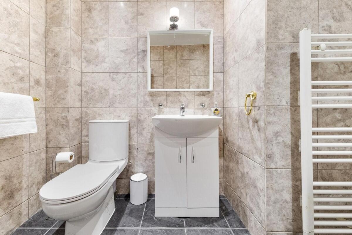 Luxury 2 Bedroom Balcony Kensington Flat For 6 Near Harrods & Next To Station! Appartement *