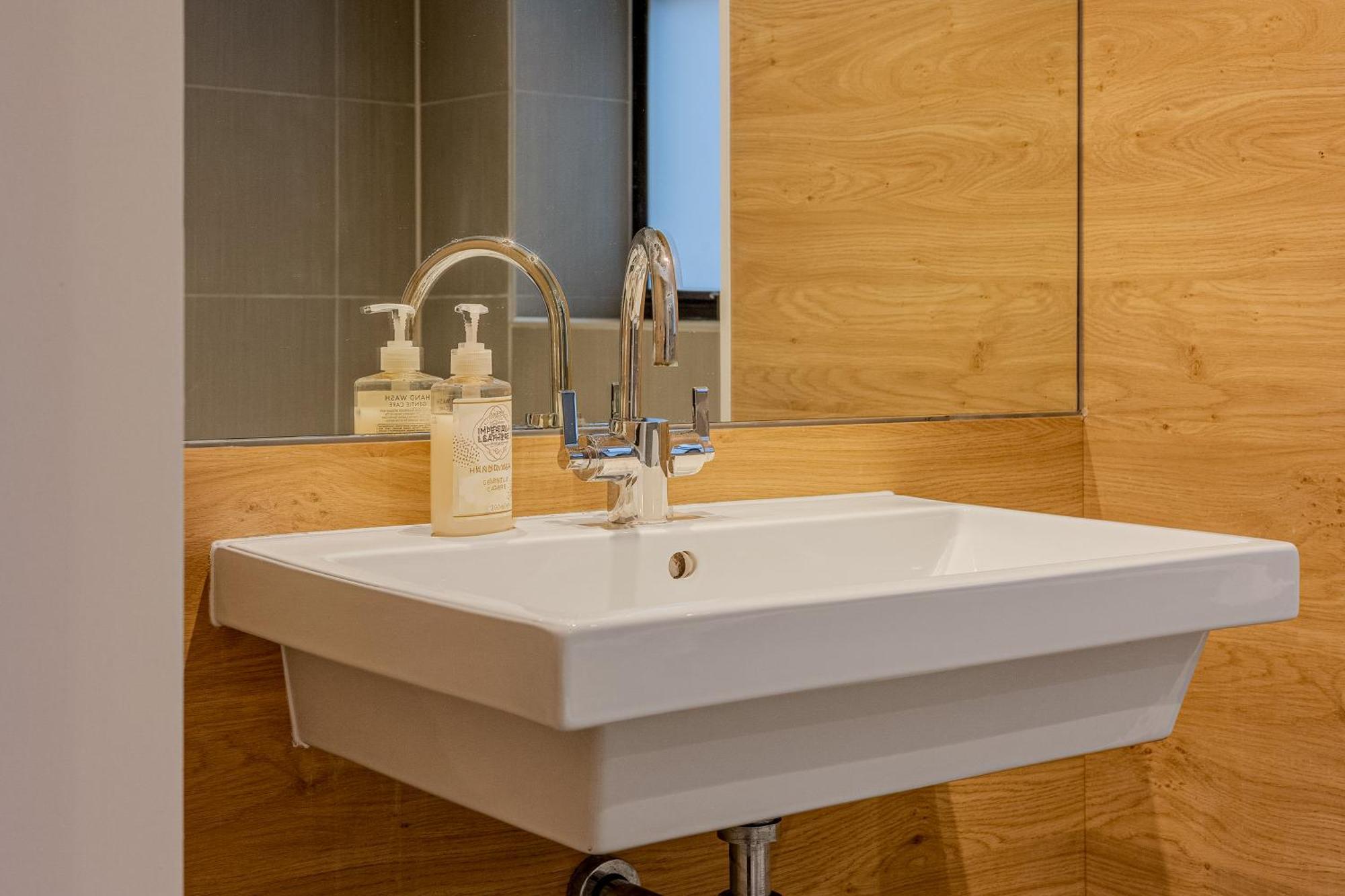 Brand New 1br, 3 Min To Blackfriars St! Apartment *
