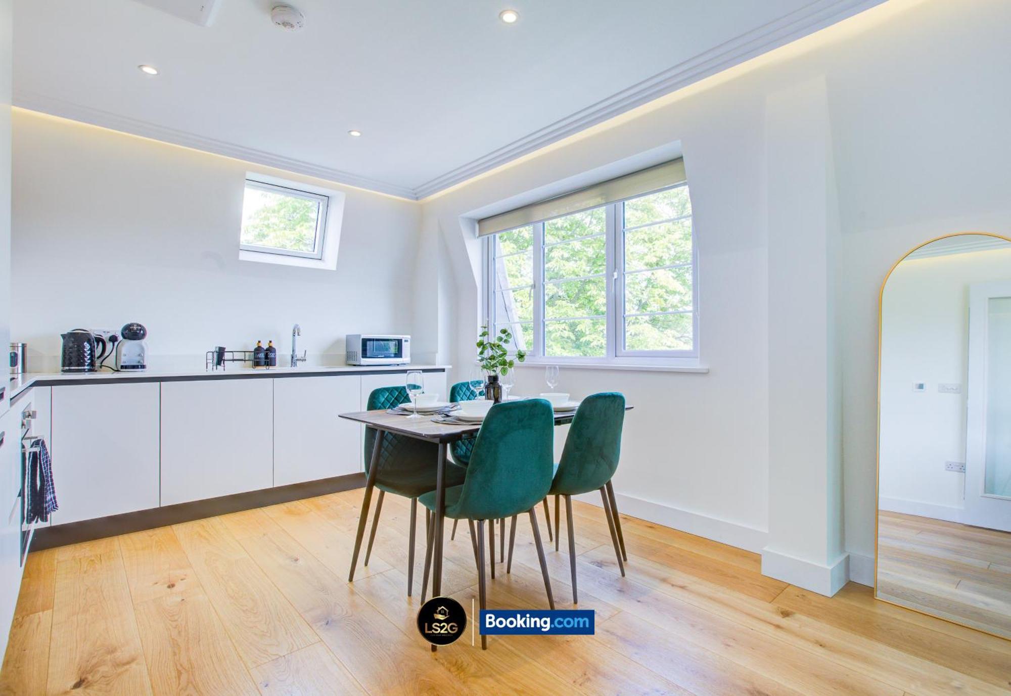 Stylish 2 Bedroom Flat By Ls2g Short Lets & Serviced Greater With Balcony And Easy Access Londra