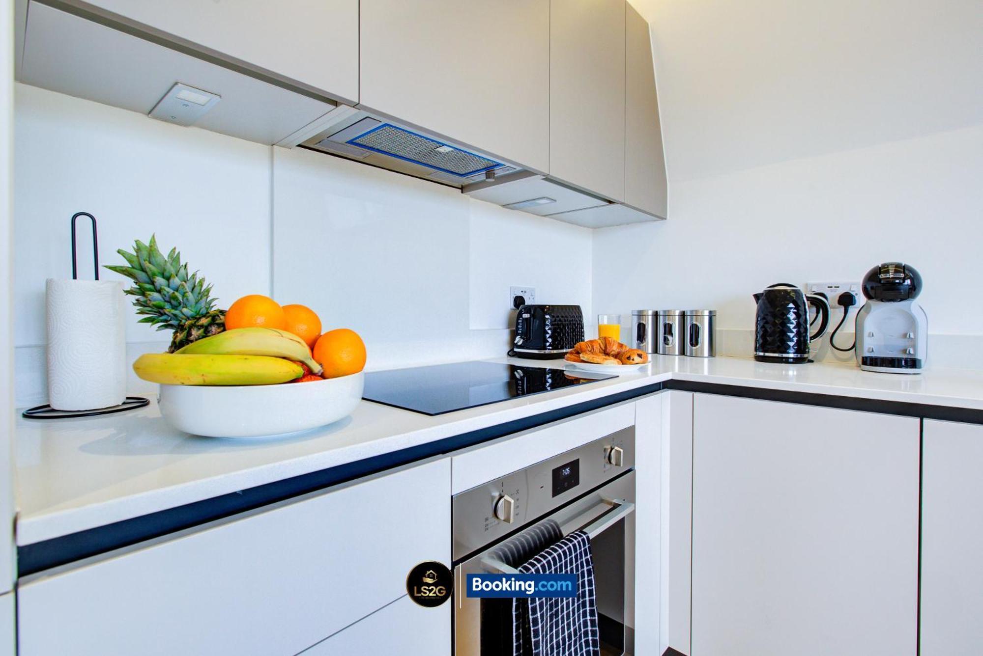 Stylish 2 Bedroom Flat By Ls2g Short Lets & Serviced Greater With Balcony And Easy Access Londra