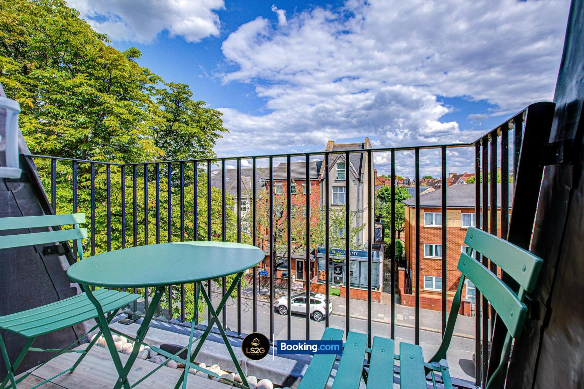 Stylish 2 Bedroom Flat By Ls2g Short Lets & Serviced Greater With Balcony And Easy Access * Londra
