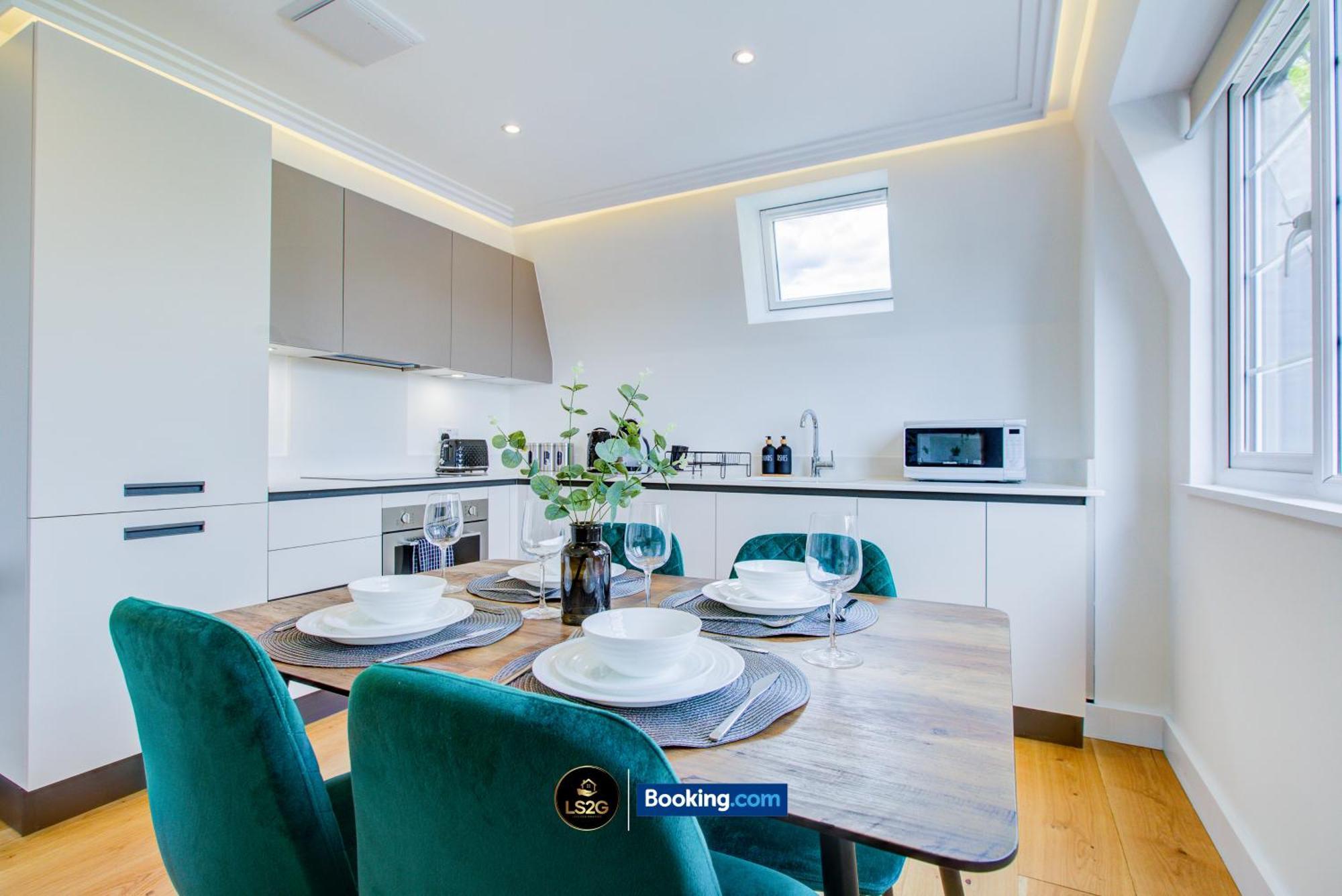 Stylish 2 Bedroom Flat By Ls2g Short Lets & Serviced Greater With Balcony And Easy Access Appartamento Londra