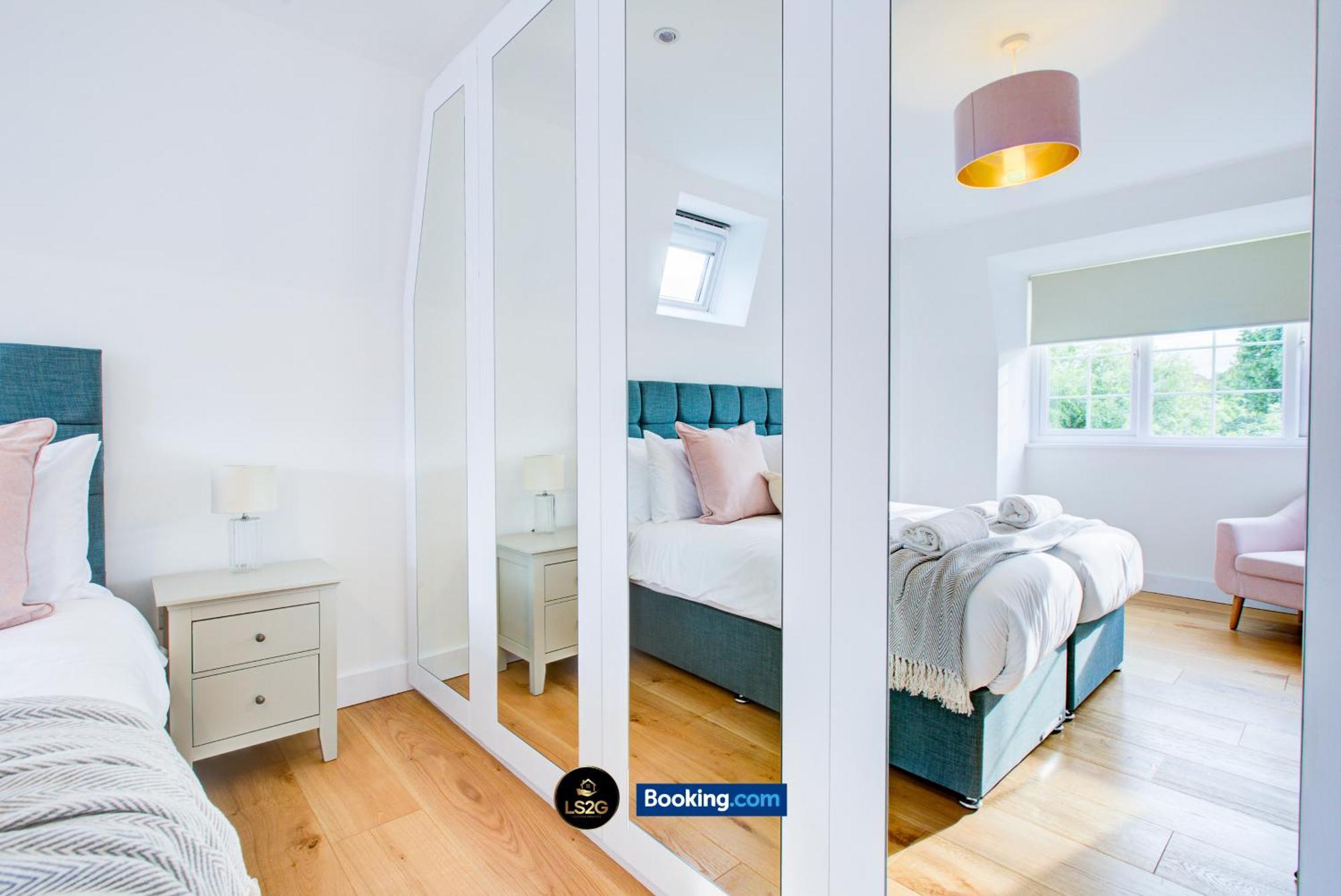 Stylish 2 Bedroom Flat By Ls2g Short Lets & Serviced Greater With Balcony And Easy Access Londra