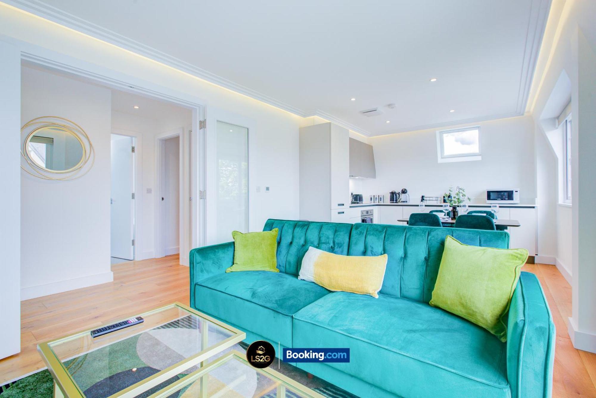 Appartamento Stylish 2 Bedroom Flat By Ls2g Short Lets & Serviced Greater With Balcony And Easy Access Londra