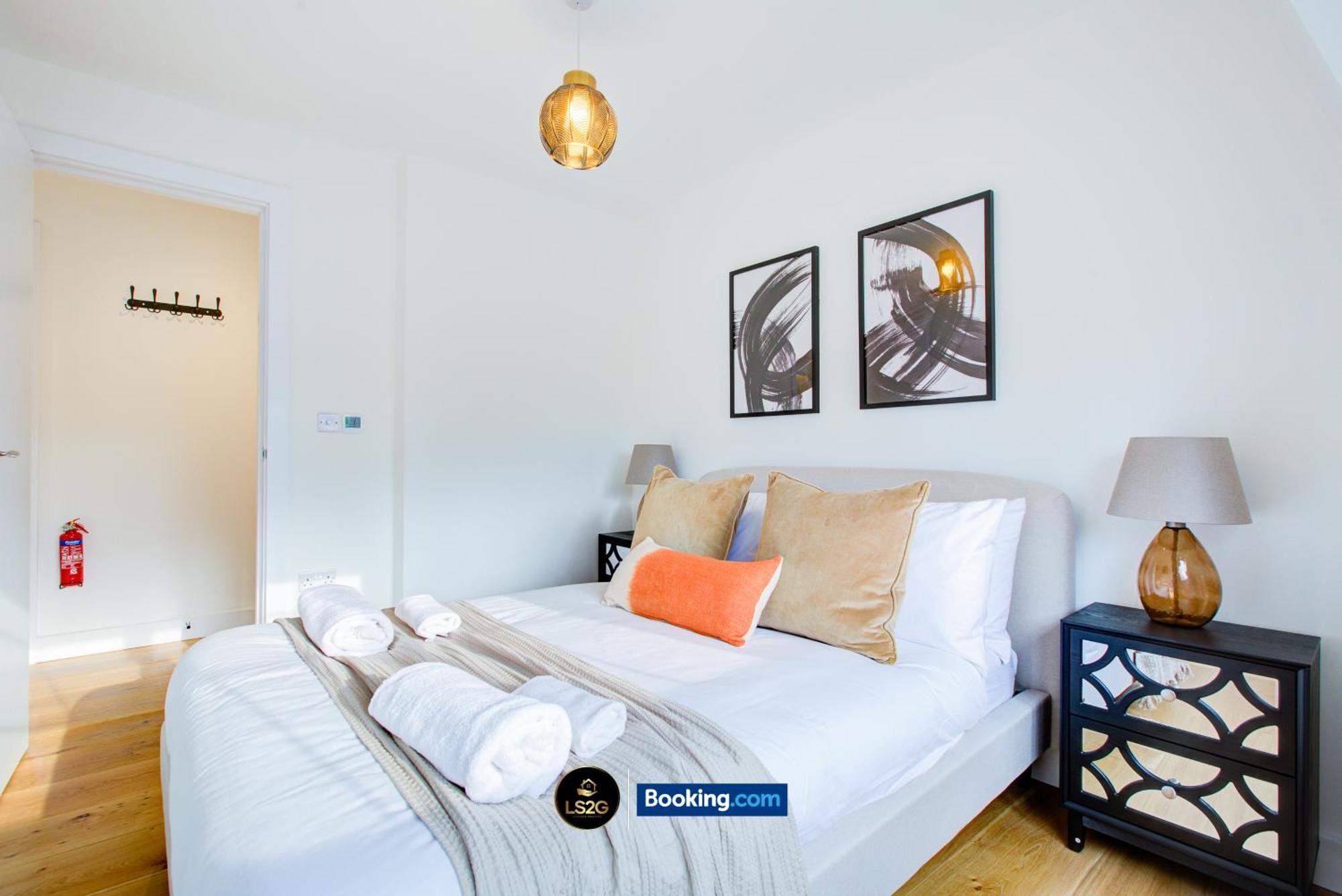Stylish 2 Bedroom Flat By Ls2g Short Lets & Serviced Greater With Balcony And Easy Access Londra