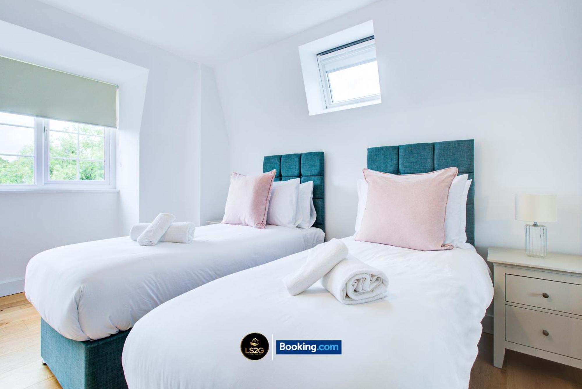 Stylish 2 Bedroom Flat By Ls2g Short Lets & Serviced Greater With Balcony And Easy Access Appartamento *