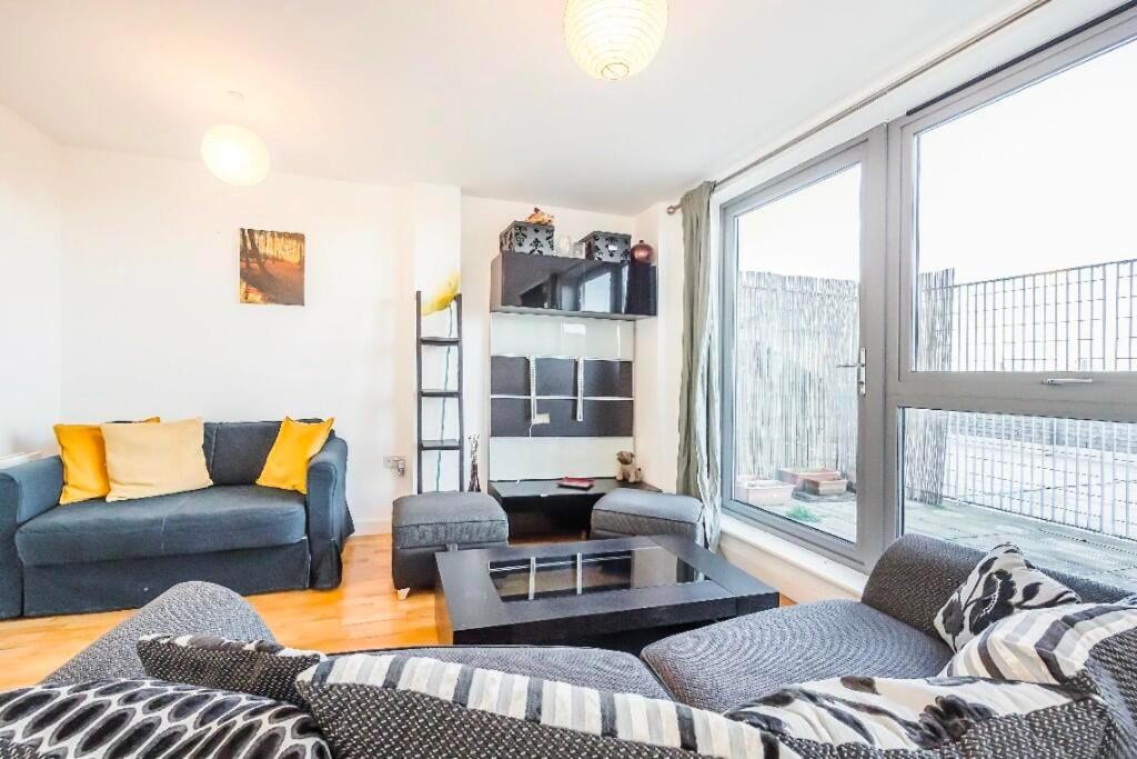 Modern Central Flat With A View, 2 Bett - O2, Excel, Perfect For Corporates, Contractors *