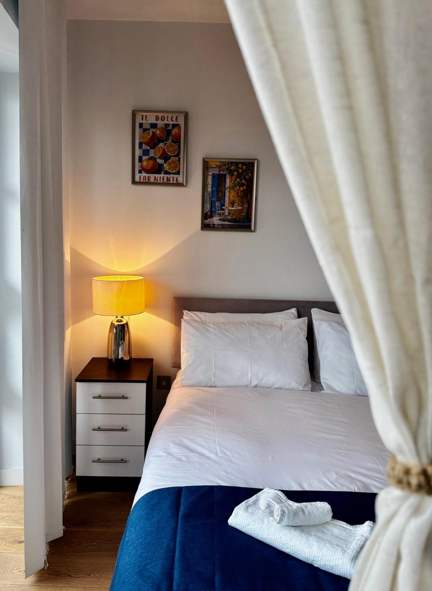 Island 1 Bedroom Luxury Apartments, Private Balcony * London