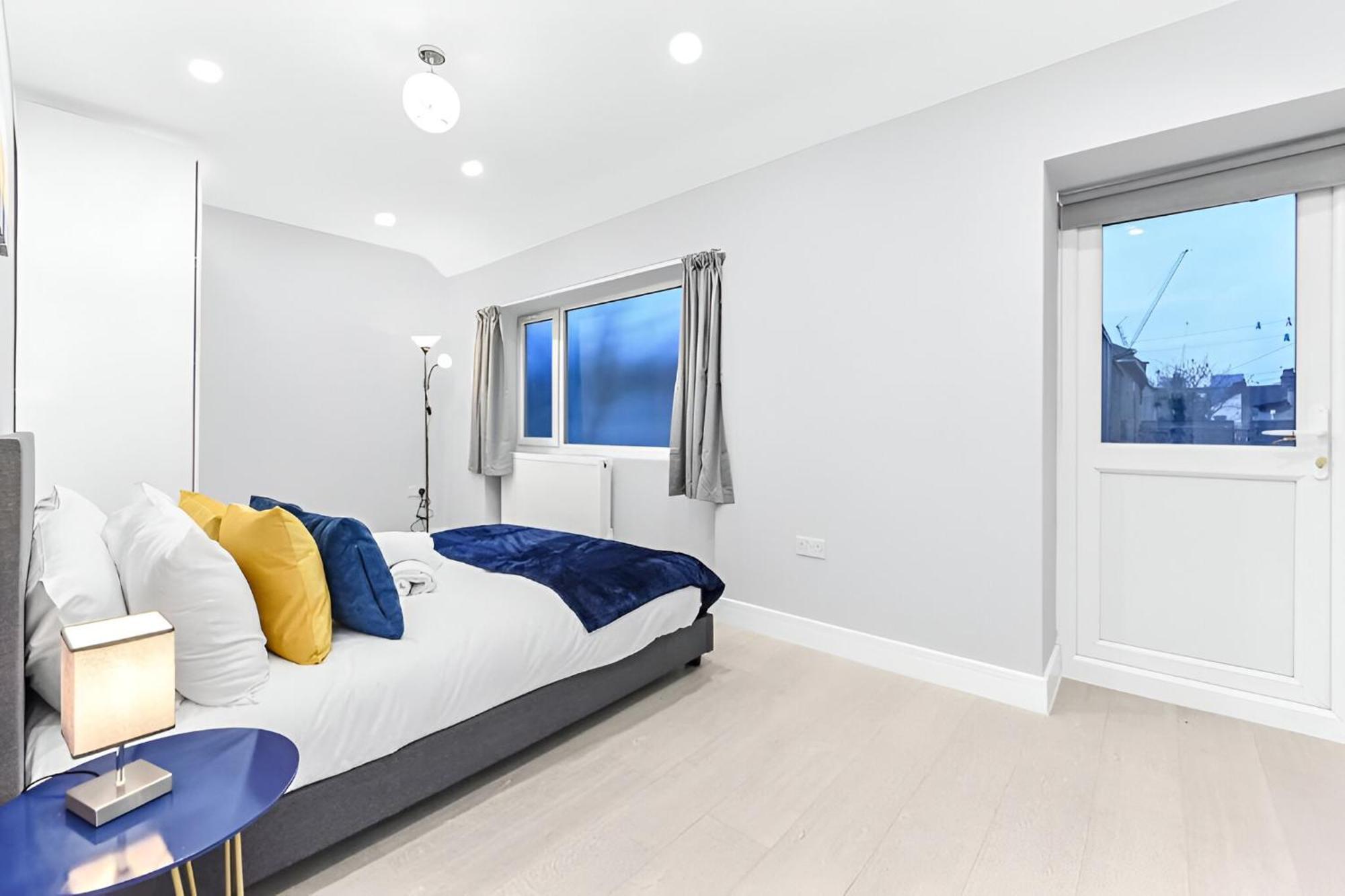 Convenient 1br Flat With Kitchen, Perfect For Two!