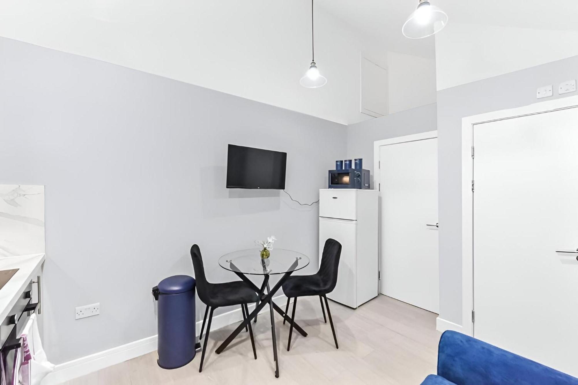Convenient 1br Flat With Kitchen, Perfect For Two! Apartment