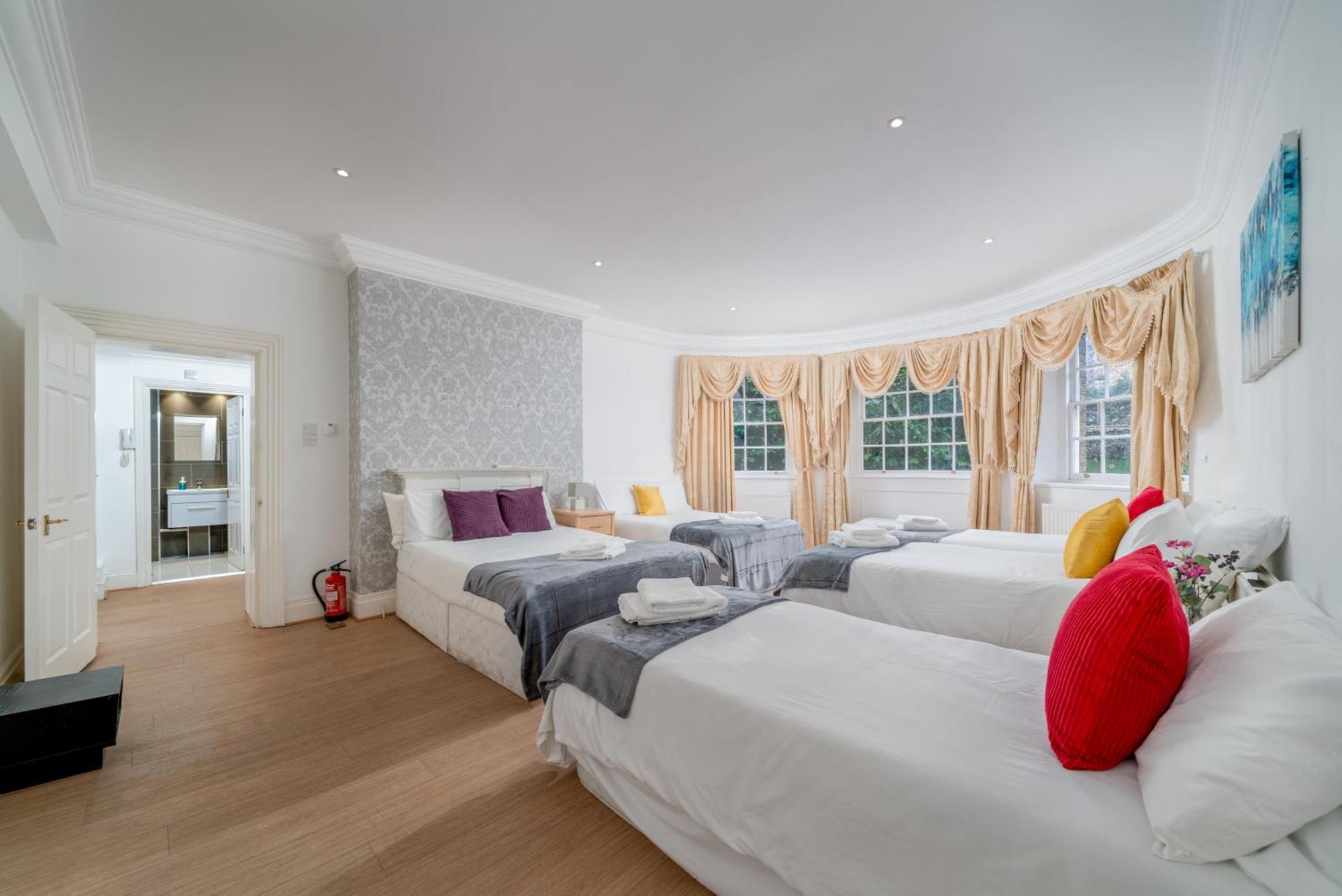 Cozy 2-bed Group & Family Near Excel & 02 Arena With Parking & Balcony Lägenhet *