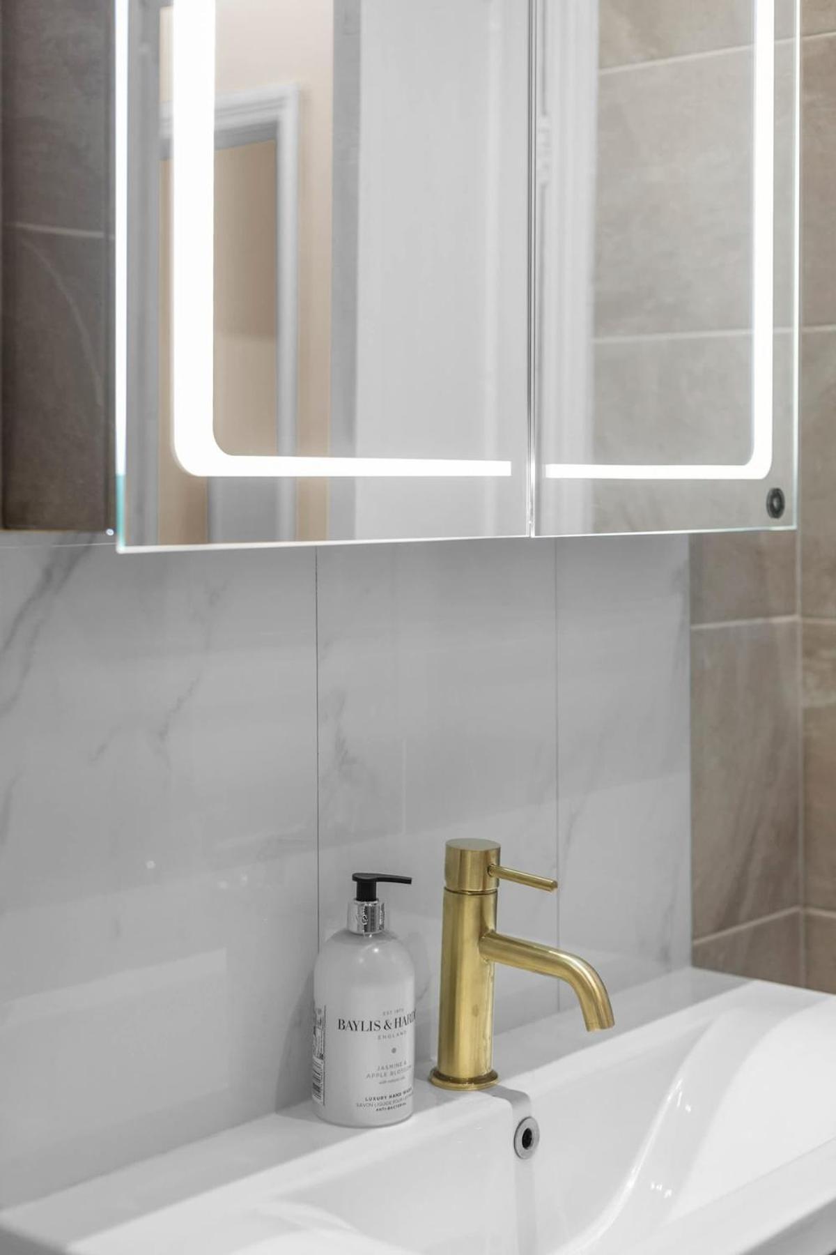 Superb 2 Bedroom Retreat In Belsize Park Lägenhet *