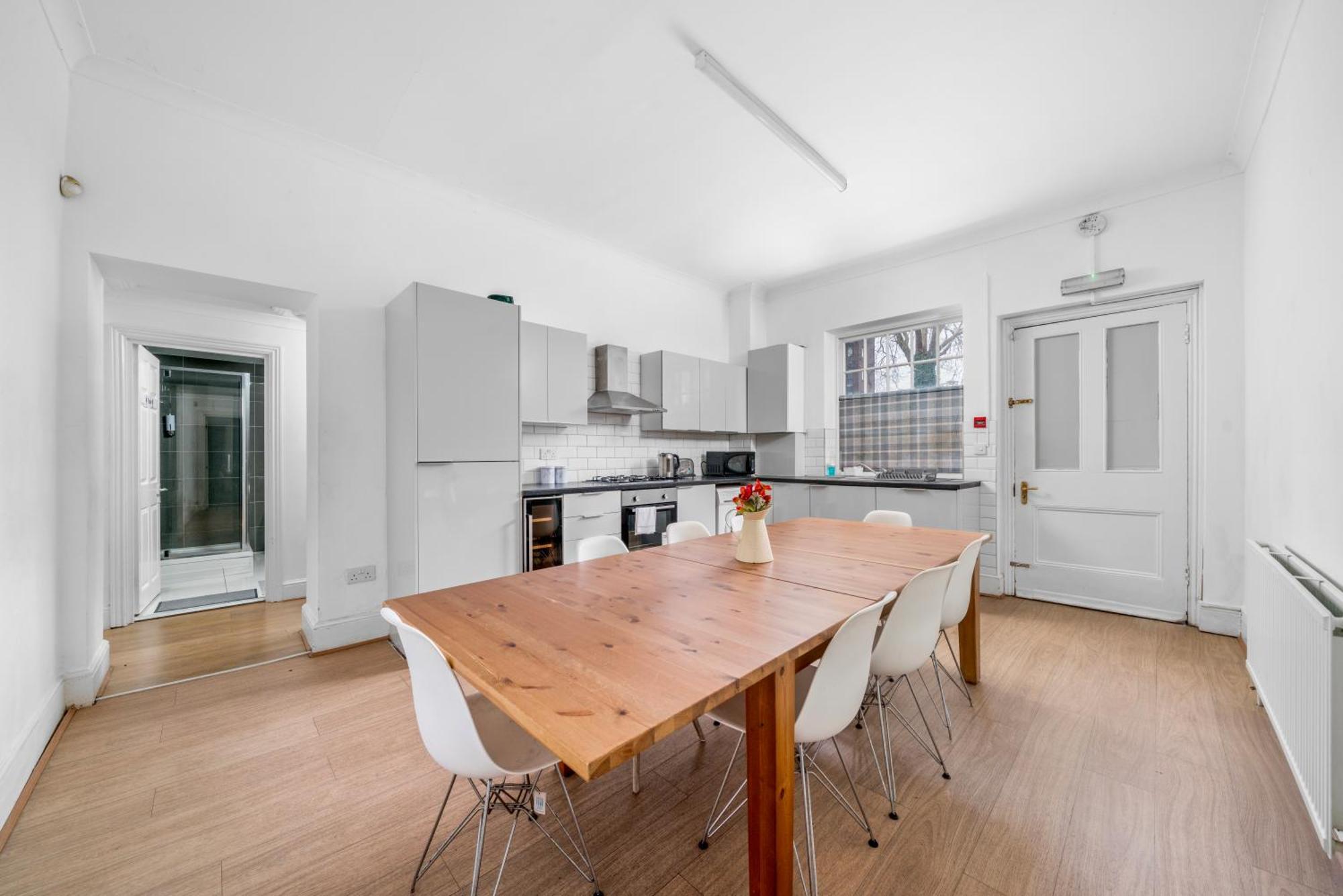 Cozy 2-bed Group & Family Near Excel & 02 Arena With Parking & Balcony Lägenhet