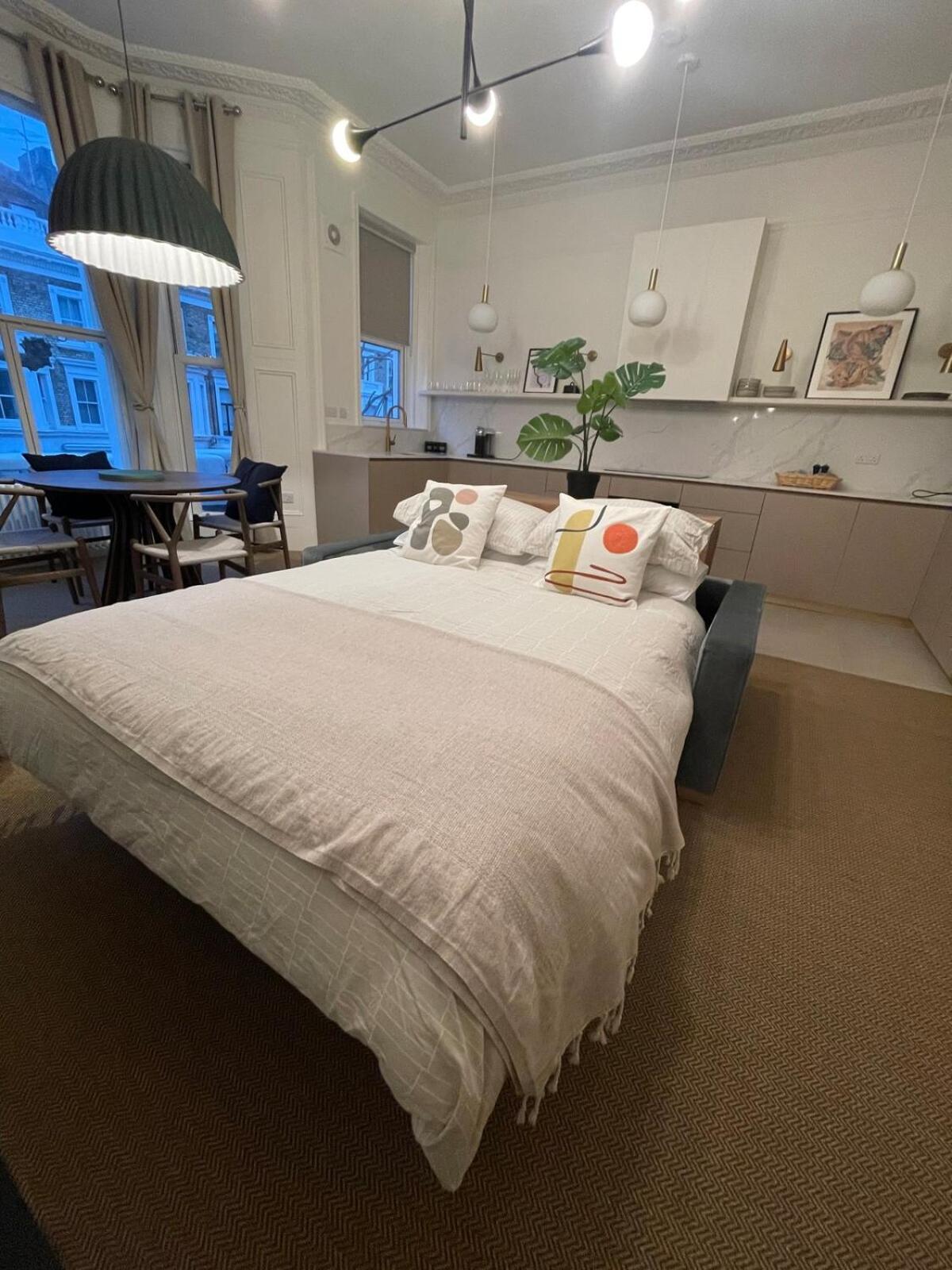 Apartment Elegant 1 Bed Kensington Flat- Sleeps 4 *