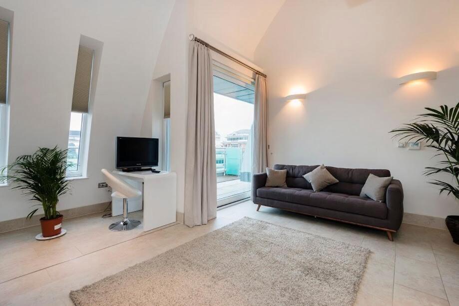 Lägenhet Elegant Penthouse Retreat Near Bridgecheckhostprofile *